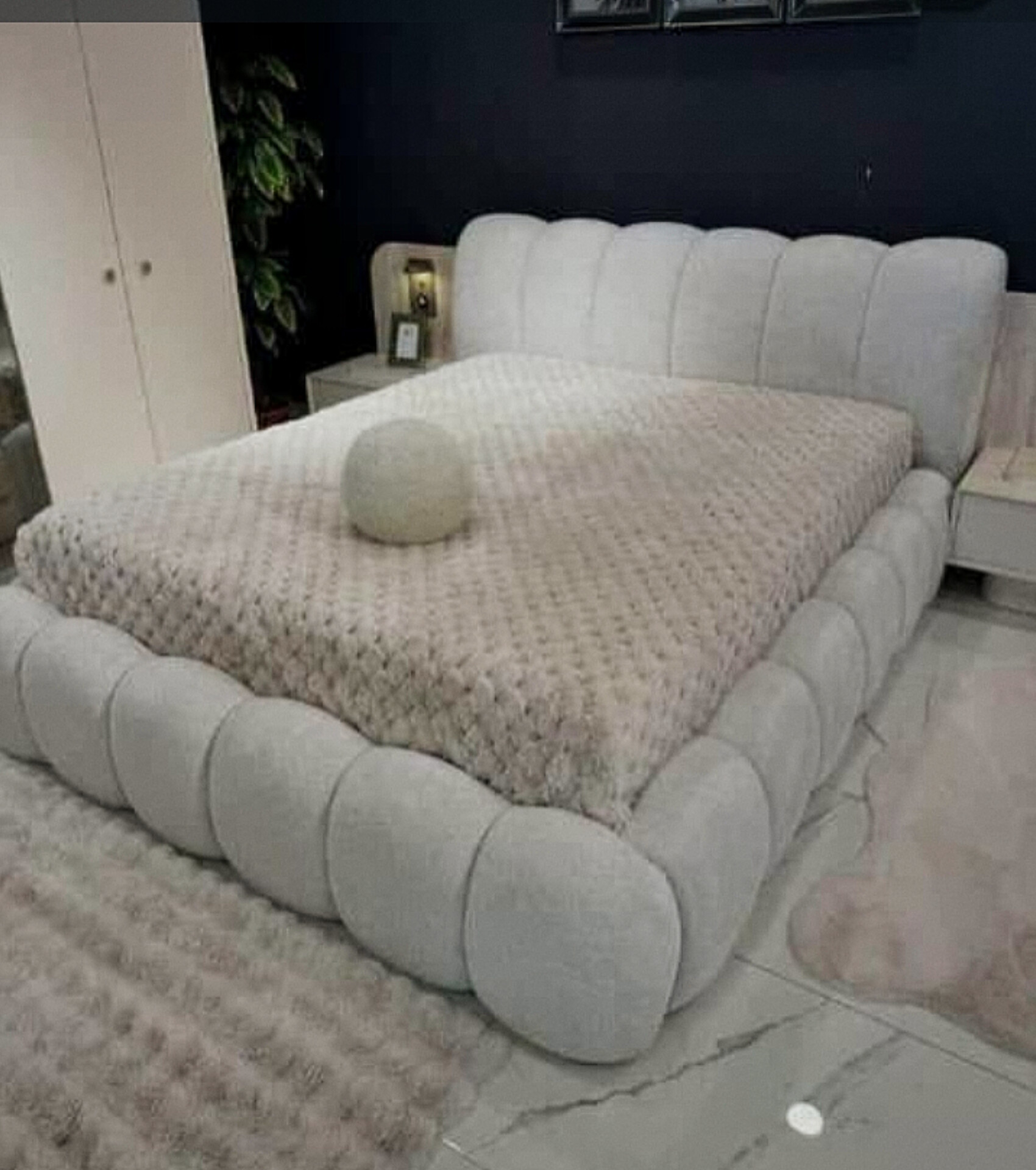  تخت خواب دونفره مدل نیوتدی جنس mdf تمام پارچه ابعاد 160×200×115پارچه تدی کازان زیرکار ۸ سانت اسفنج دارای دوتا کفی تخت