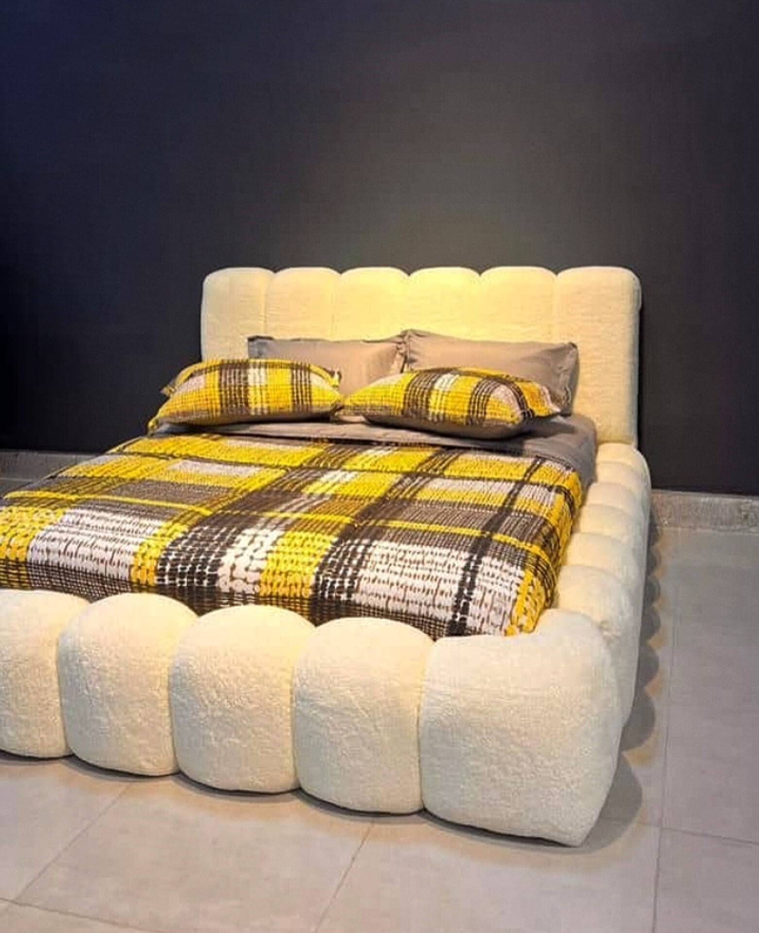  تخت خواب دونفره مدل نیوتدی جنس mdf تمام پارچه ابعاد 160×200×115پارچه تدی کازان زیرکار ۸ سانت اسفنج دارای دوتا کفی تخت