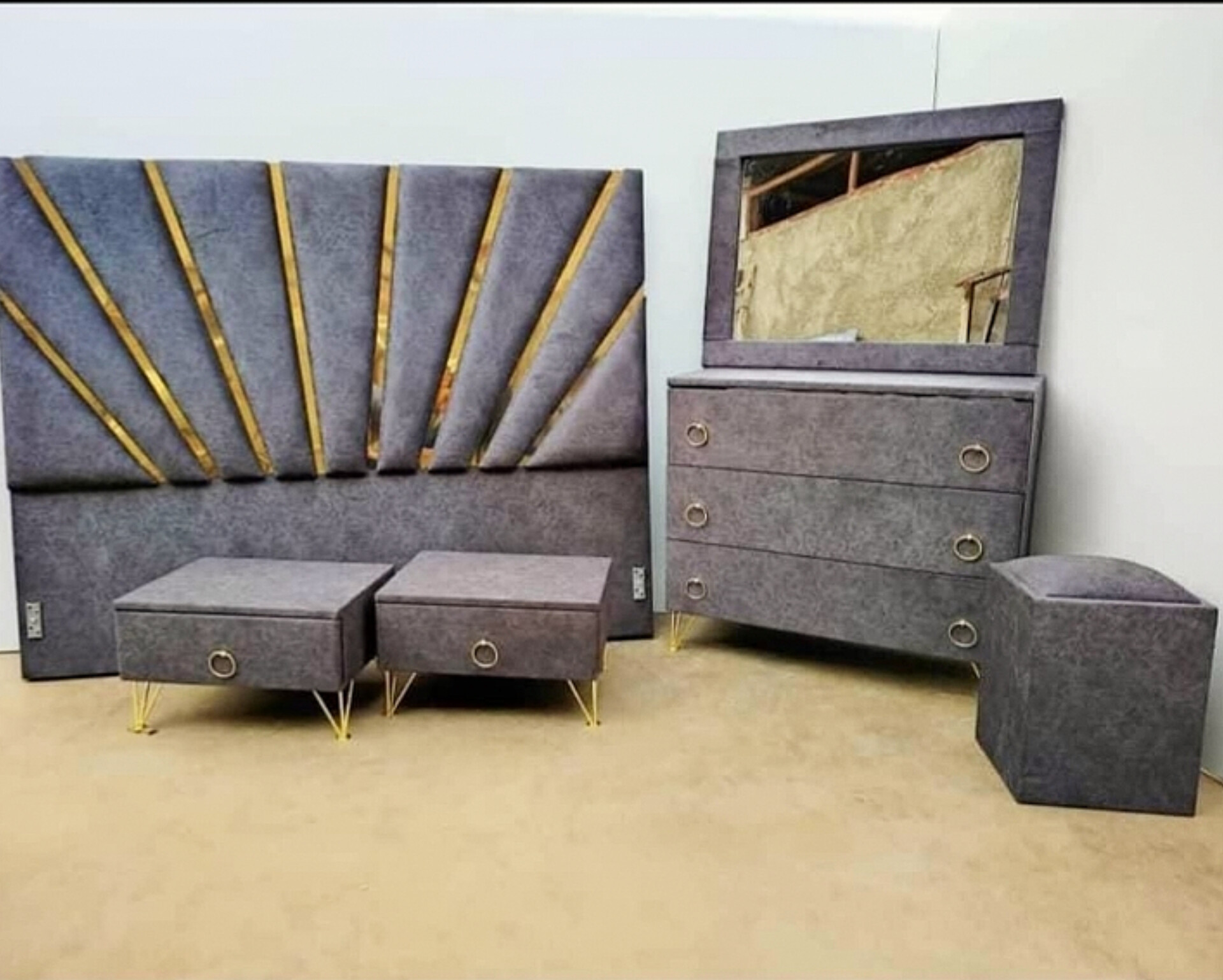  سرویس خواب دونفره مدل،خورشیدی تخت دونفره ۲ تا کفی تخت ۲ تا پاتختی میز آرایش قاب آینه صندلی دارای رنگبندی پارچه پارچه مازراتی و دیاموند 