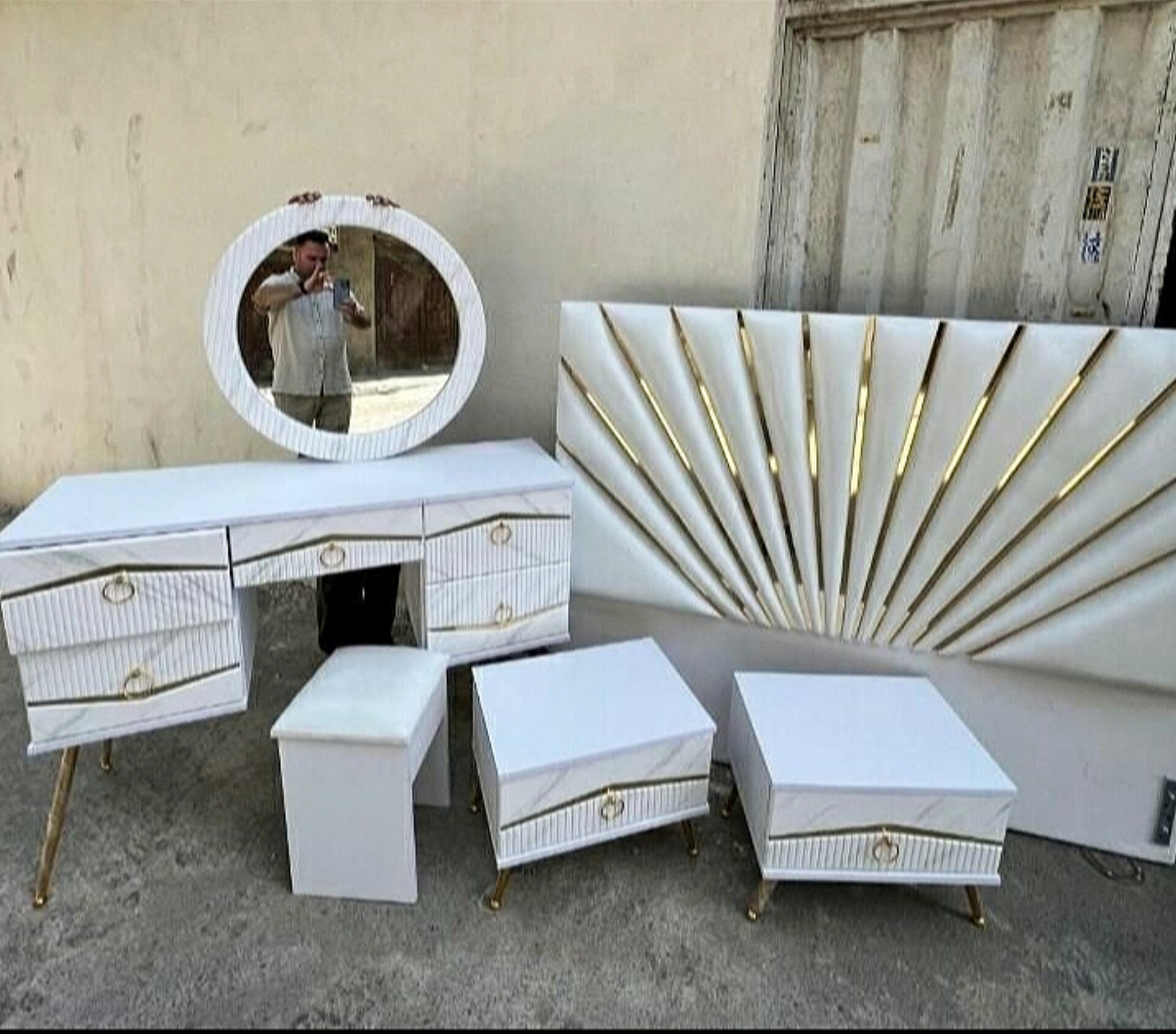  سرویس خواب دونفره مدل،خورشیدی تخت دونفره ۲ تا کفی تخت ۲ تا پاتختی میز آرایش قاب آینه صندلی دارای رنگبندی پارچه پارچه مازراتی و دیاموند 