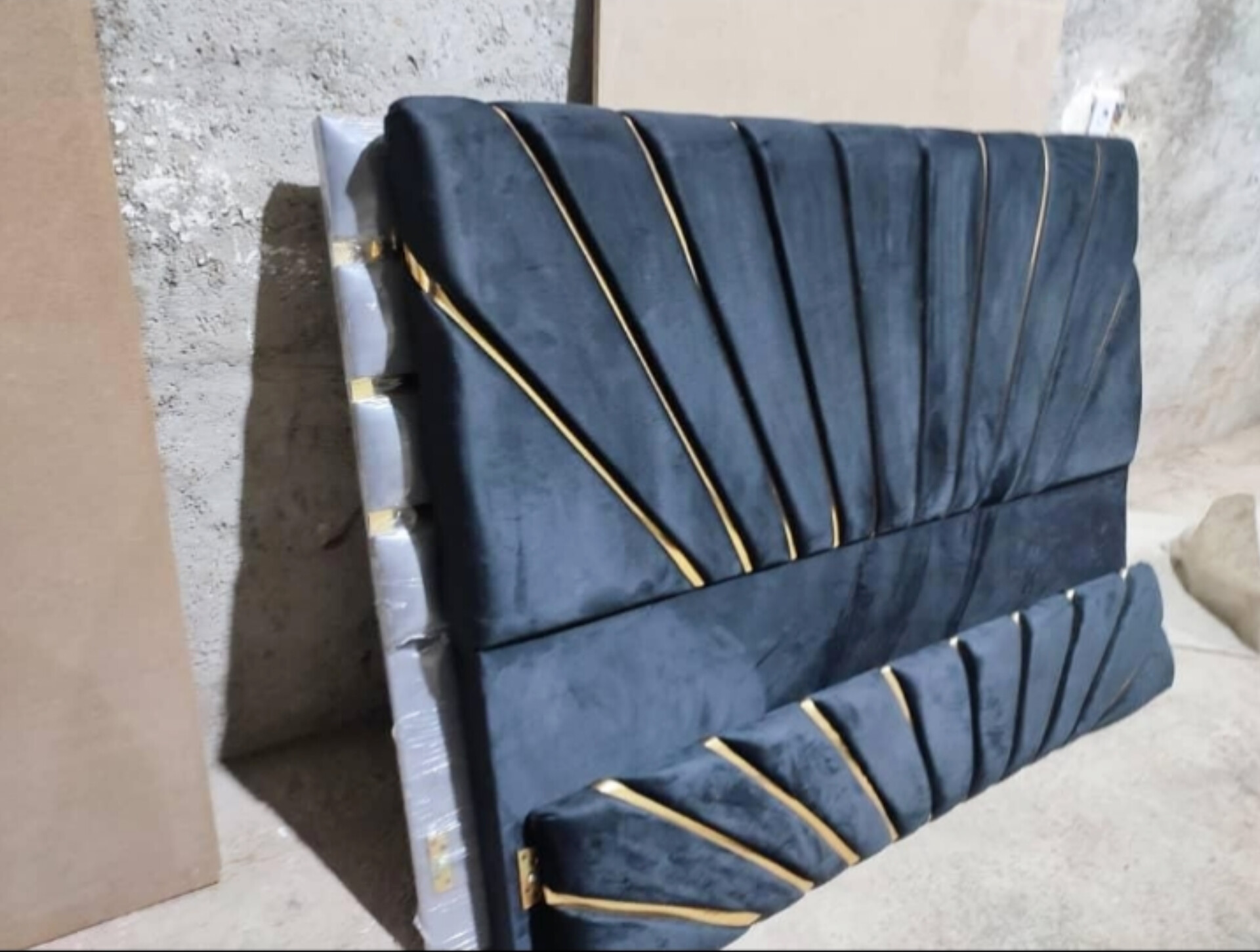  سرویس خواب دونفره مدل،خورشیدی تخت دونفره ۲ تا کفی تخت ۲ تا پاتختی میز آرایش قاب آینه صندلی دارای رنگبندی پارچه پارچه مازراتی و دیاموند 