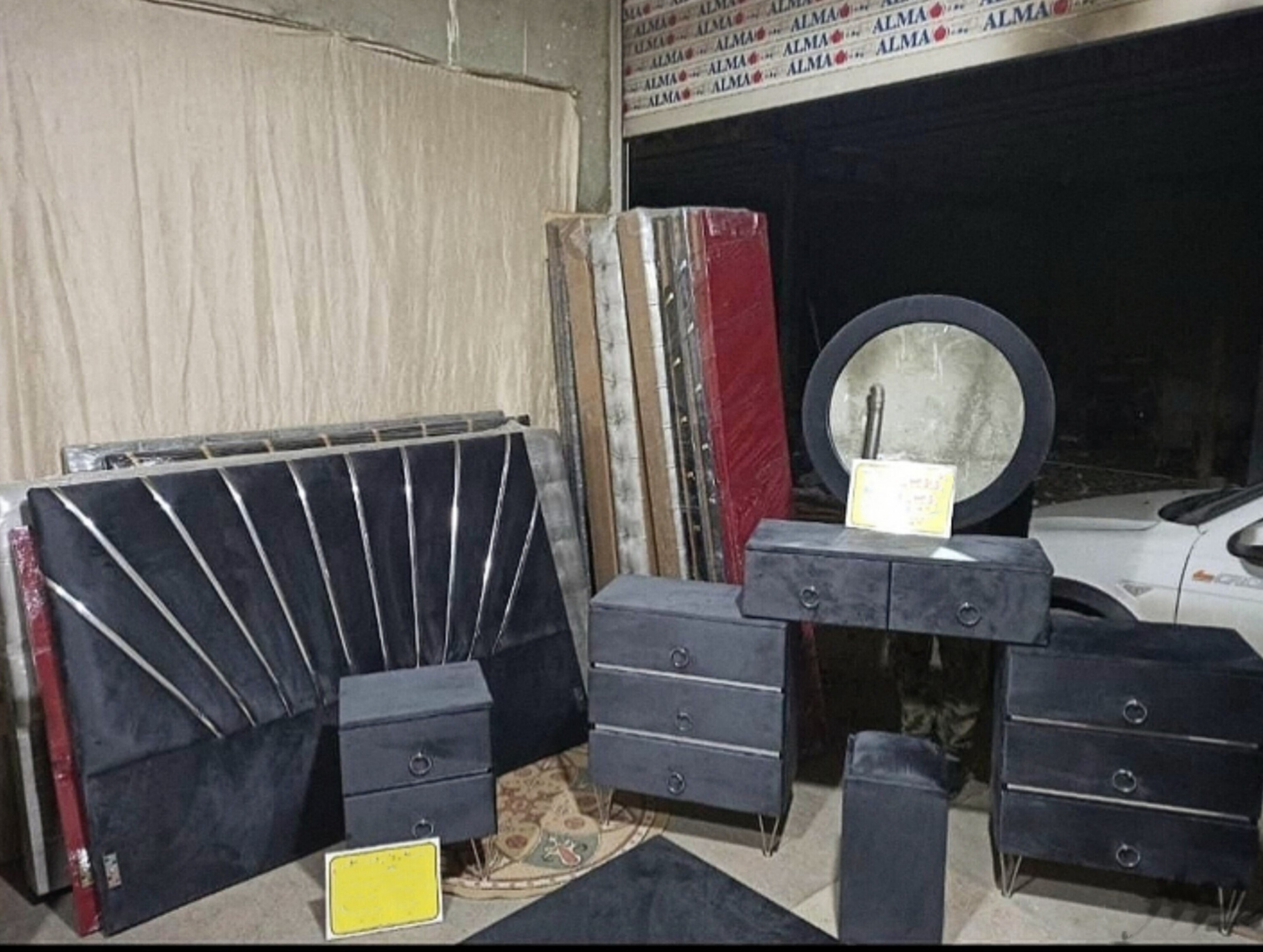  سرویس خواب دونفره مدل،خورشیدی تخت دونفره ۲ تا کفی تخت ۲ تا پاتختی میز آرایش قاب آینه صندلی دارای رنگبندی پارچه پارچه مازراتی و دیاموند 