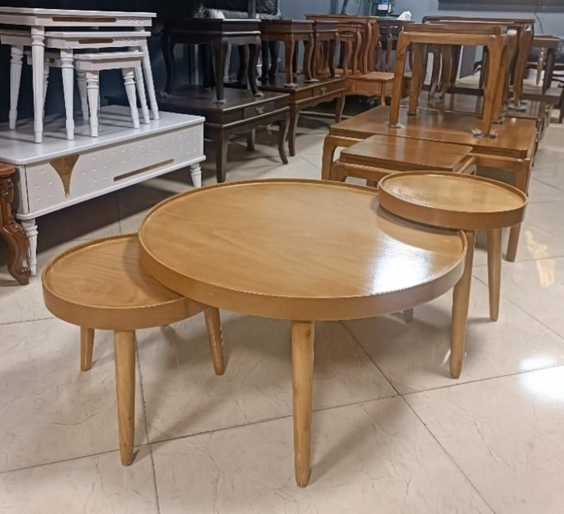   میز جلومبلی و عسلی 3تکه گردیک جلومبلی و 2 تا عسلی زیر هم رو جنس جوب روس ابعاد 100×100×4540×40×6040×40×35 دارای رنگبندی 