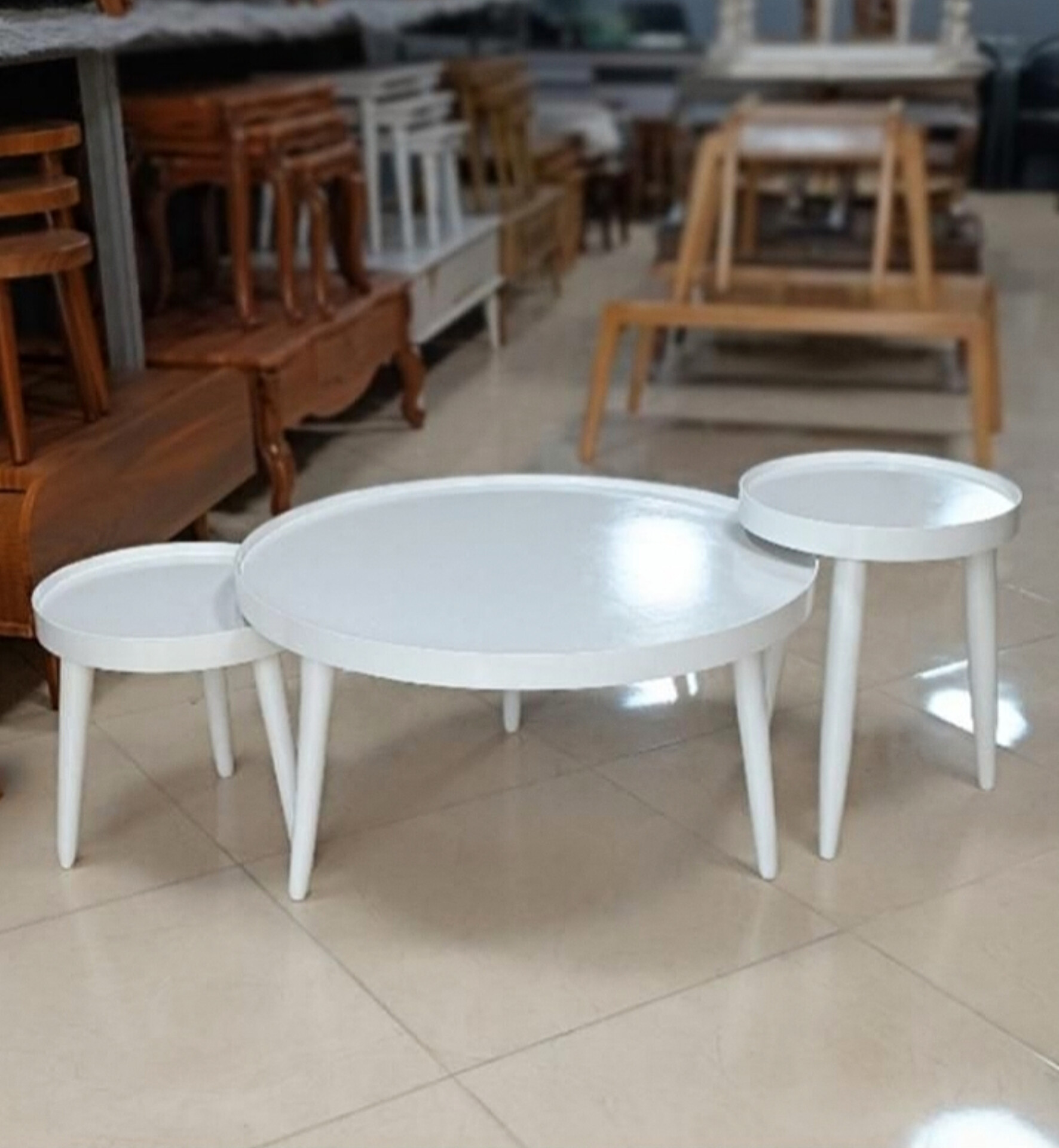  میز جلومبلی و عسلی 3تکه گردیک جلومبلی و 2 تا عسلی زیر هم رو جنس جوب روس ابعاد 100×100×4540×40×6040×40×35 دارای رنگبندی 