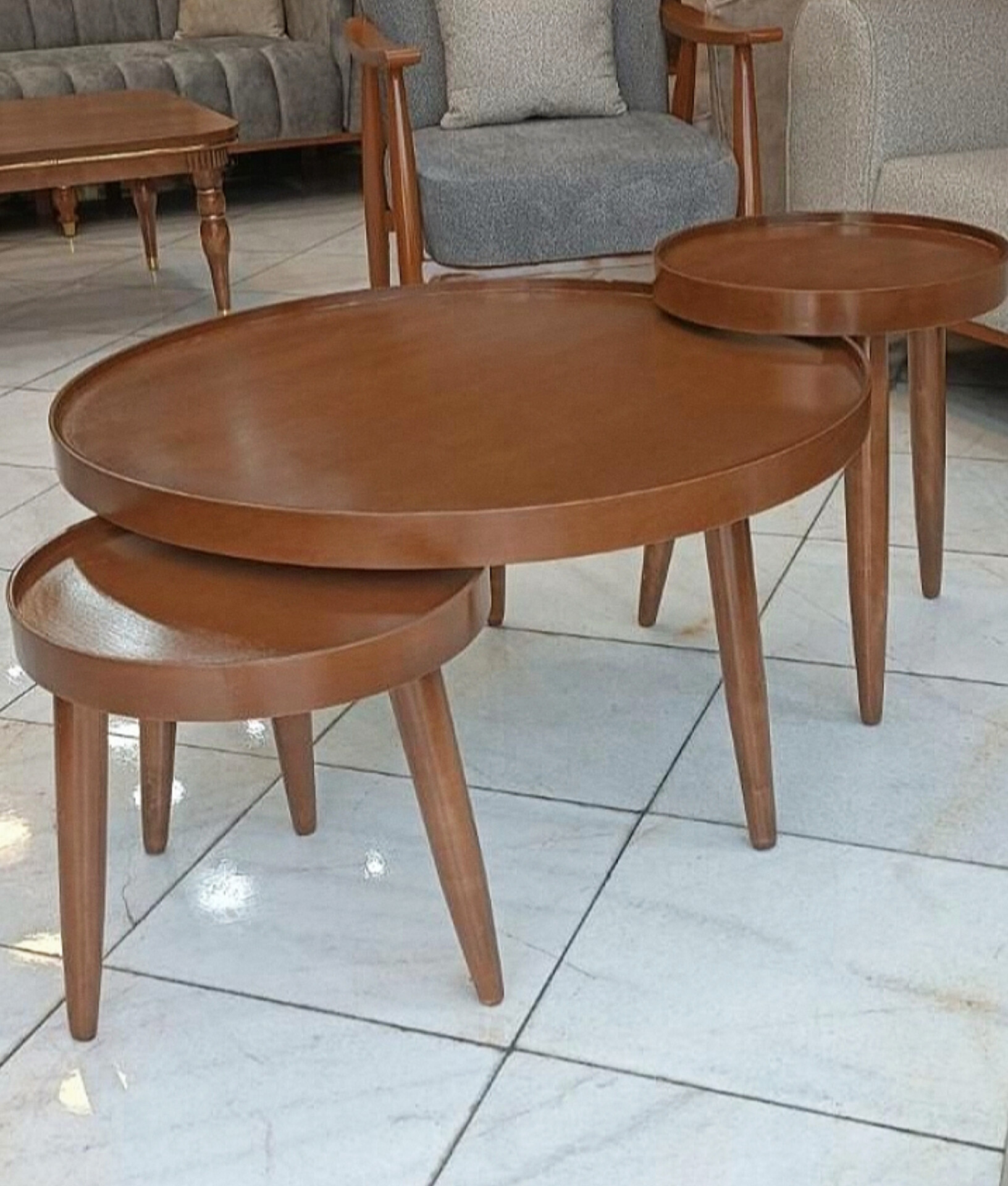   میز جلومبلی و عسلی 3تکه گردیک جلومبلی و 2 تا عسلی زیر هم رو جنس جوب روس ابعاد 100×100×4540×40×6040×40×35 دارای رنگبندی 