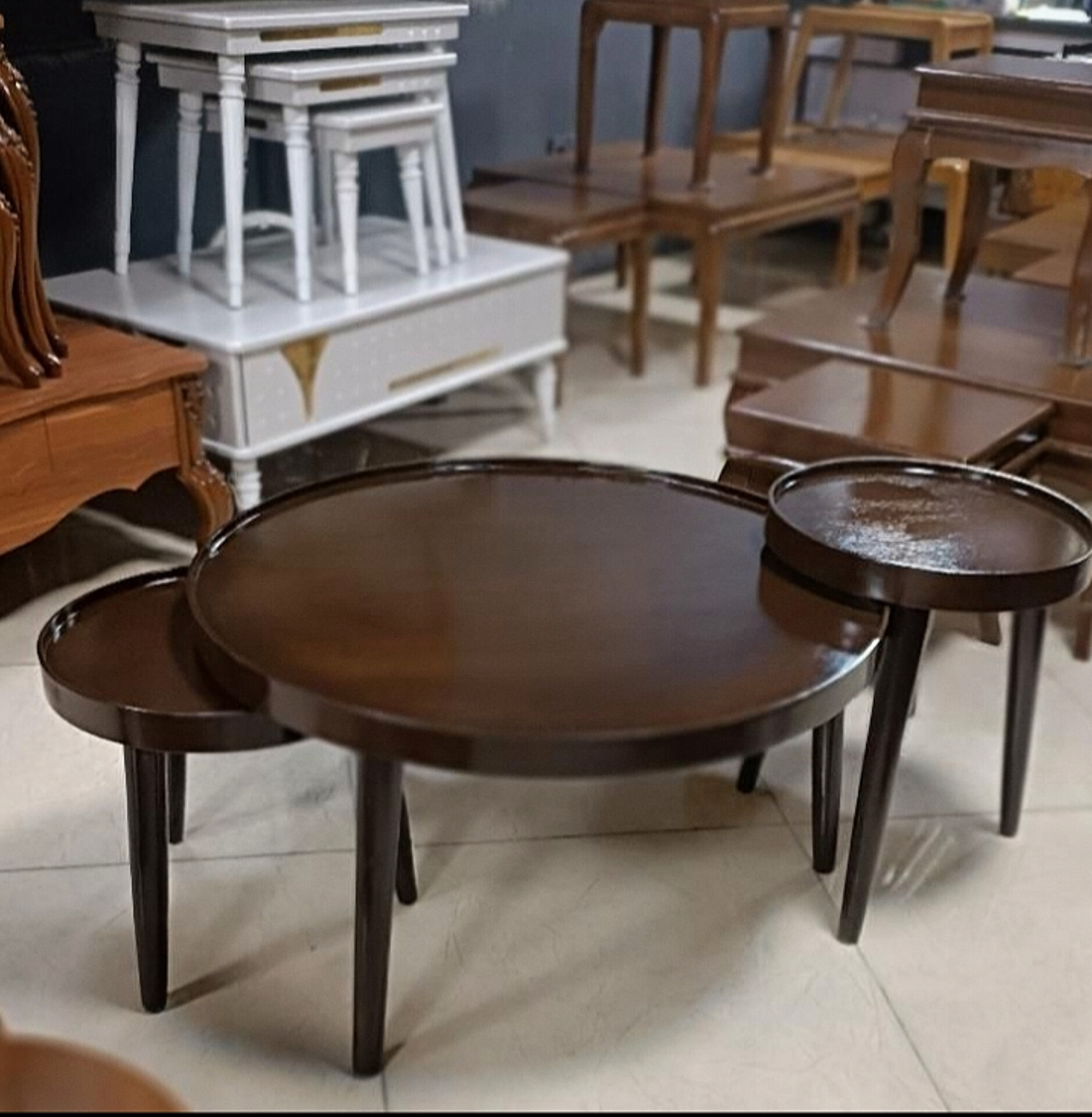   میز جلومبلی و عسلی 3تکه گردیک جلومبلی و 2 تا عسلی زیر هم رو جنس جوب روس ابعاد 100×100×4540×40×6040×40×35 دارای رنگبندی 