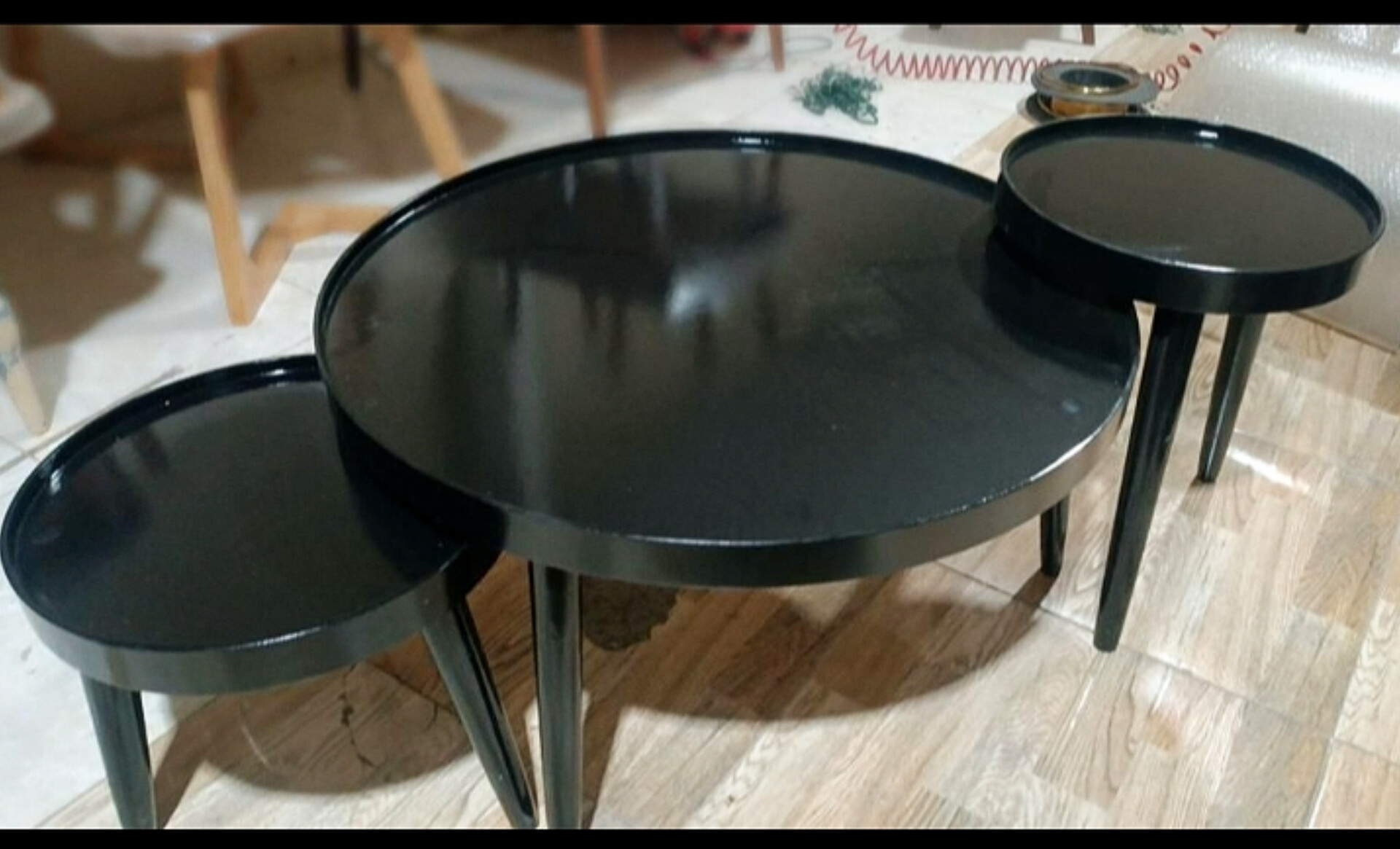   میز جلومبلی و عسلی 3تکه گردیک جلومبلی و 2 تا عسلی زیر هم رو جنس جوب روس ابعاد 100×100×4540×40×6040×40×35 دارای رنگبندی 