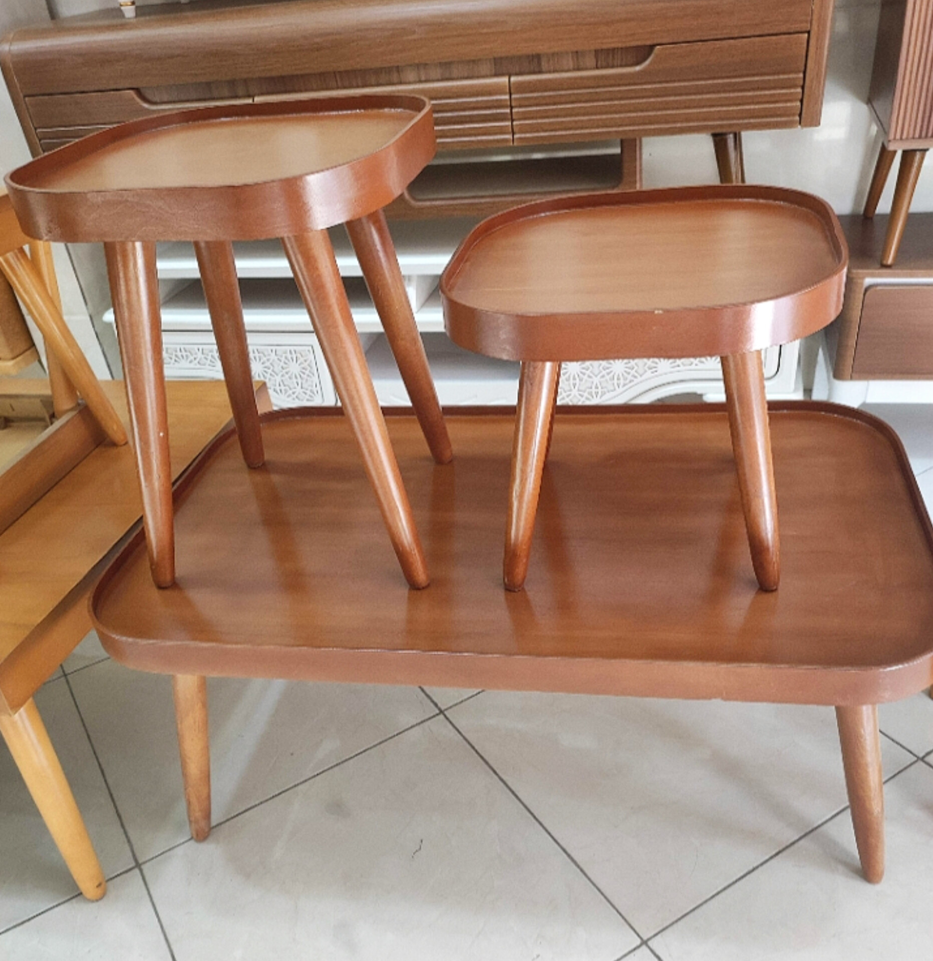   میز جلومبلی و عسلی 3تکه گردیک جلومبلی و 2 تا عسلی زیر هم رو جنس جوب روس ابعاد 100×100×4540×40×6040×40×35 دارای رنگبندی