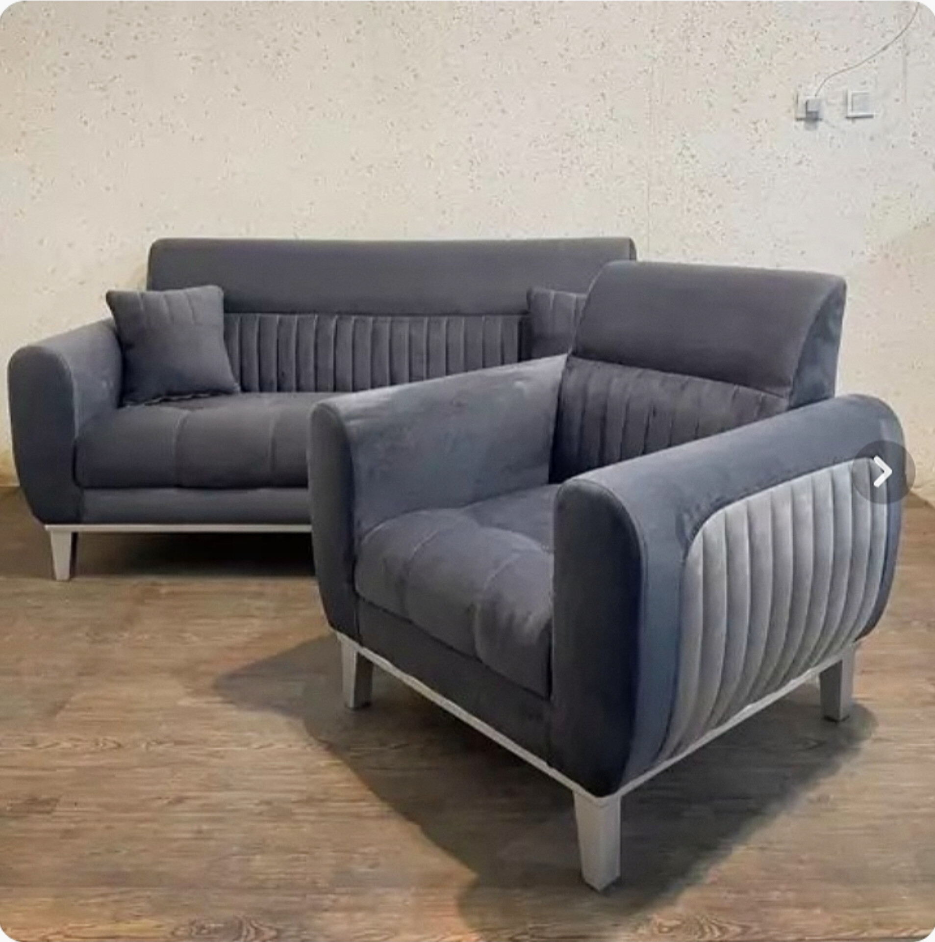  مبل راحتی ۷ نفره 3+2+1+1کلاف چوب روس نشیمن اسفنج پارچه هانزو دوخت شیاری روی دسته ها دارای رنگبندی چوب و پارچه دارای کوسن امکان افزایش تعداد نفرات