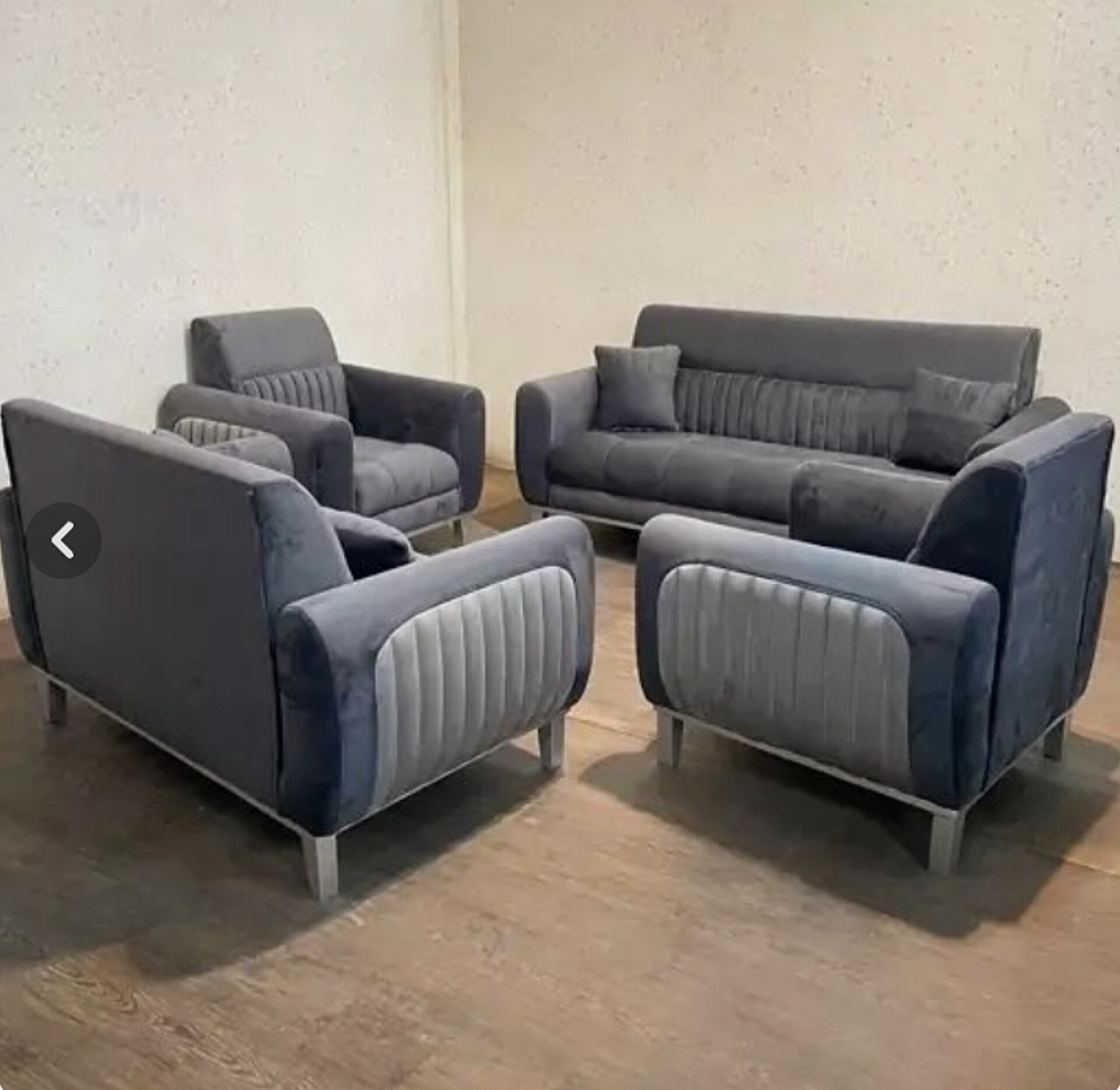  مبل راحتی ۷ نفره 3+2+1+1کلاف چوب روس نشیمن اسفنج پارچه هانزو دوخت شیاری روی دسته ها دارای رنگبندی چوب و پارچه دارای کوسن امکان افزایش تعداد نفرات