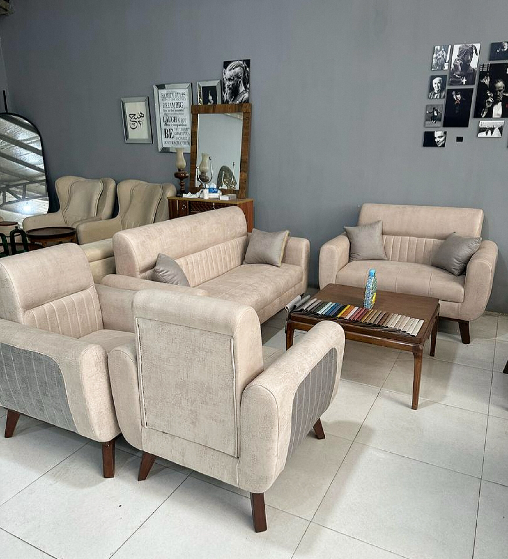  مبل راحتی ۷ نفره 3+2+1+1کلاف چوب روس نشیمن اسفنج پارچه هانزو دوخت شیاری روی دسته ها دارای رنگبندی چوب و پارچه دارای کوسن امکان افزایش تعداد نفرات