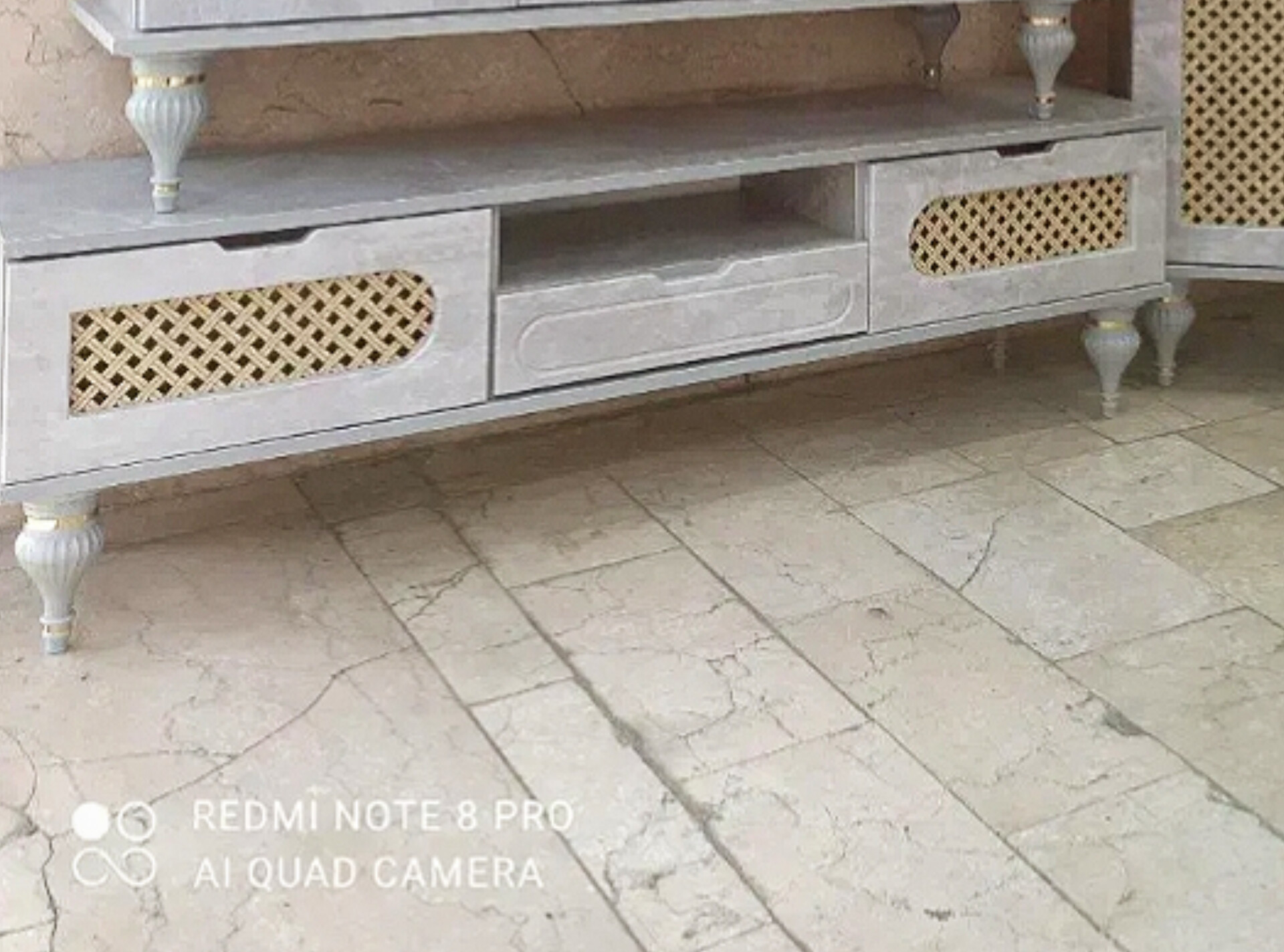  میز تلویزیون مدل حصیری جنس بدنه ملامینه و نما ام دی اف وکیوم ابعاد 160×33×45یک درب و دو کشو دارای رنگبندی مناسب تلویزیوندهای تا 64 اینچپایه های گلدونیلولای آرام بند و قابل تنظیم برای درب ها