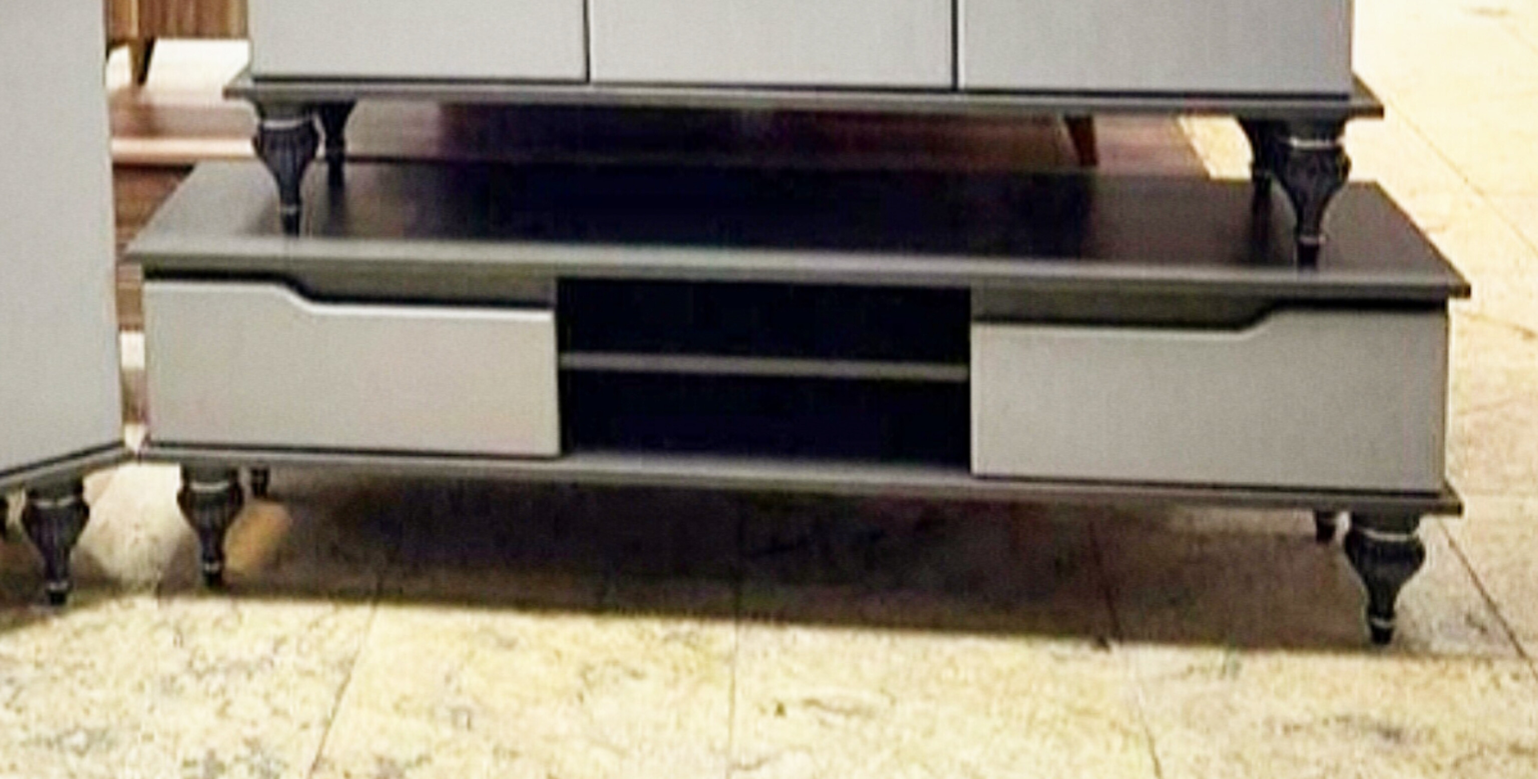 میز تلویزیون مدل کلاسیک جنس بدنه ملامینه و نما  ام دی اف ابعاد 140×33×45درها دارای لولای آرام بند  دارای رنگبندی مناسب تلویزیون های تا  55 اینچ‌