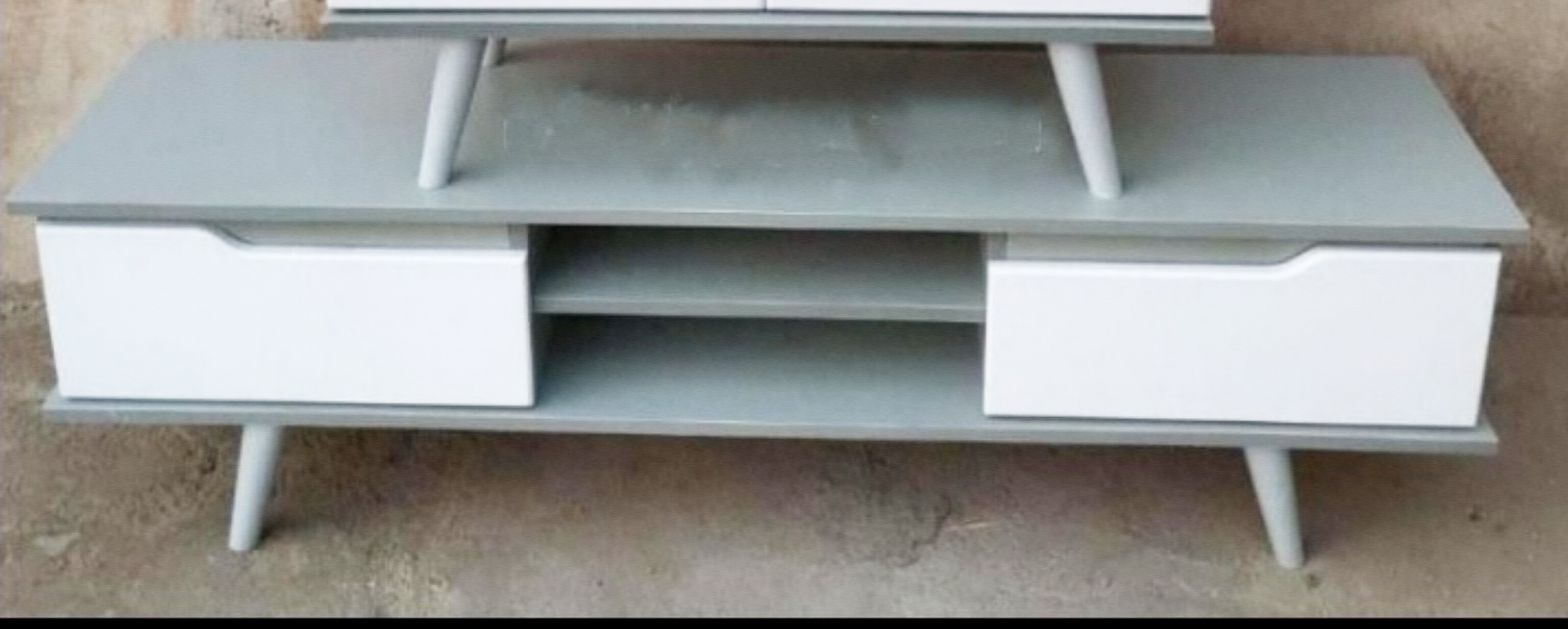  میز تلویزیون مدل کلاسیک جنس بدنه ملامینه و نما  ام دی اف ابعاد 140×33×45درها دارای لولای آرام بند  دارای رنگبندی مناسب تلویزیون های تا  55 اینچ‌