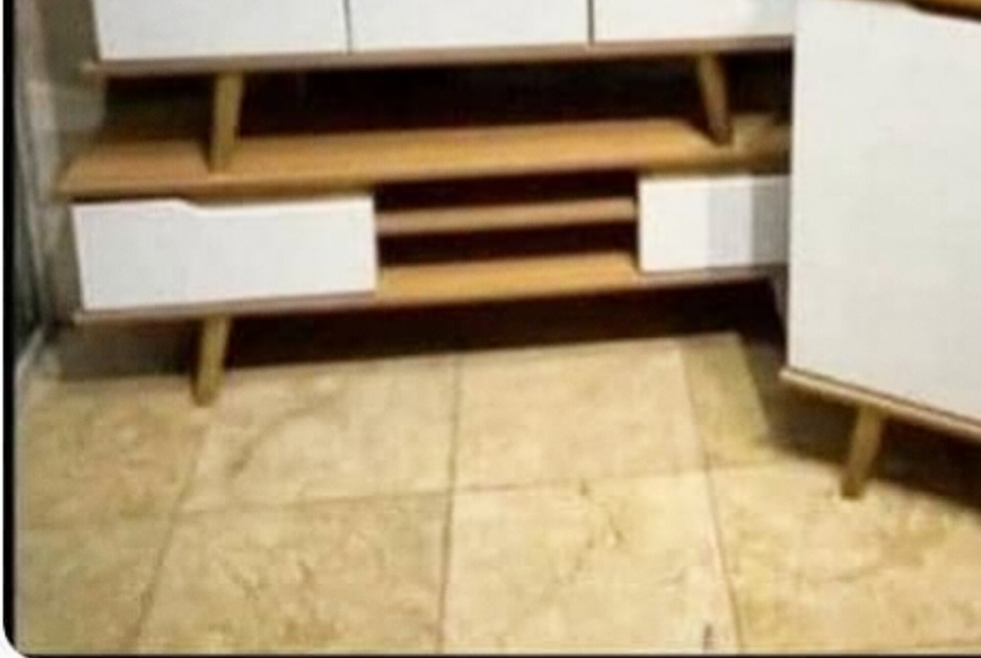  میز تلویزیون مدل کلاسیک جنس بدنه ملامینه و نما  ام دی اف ابعاد 140×33×45درها دارای لولای آرام بند  دارای رنگبندی مناسب تلویزیون های تا  55 اینچ‌