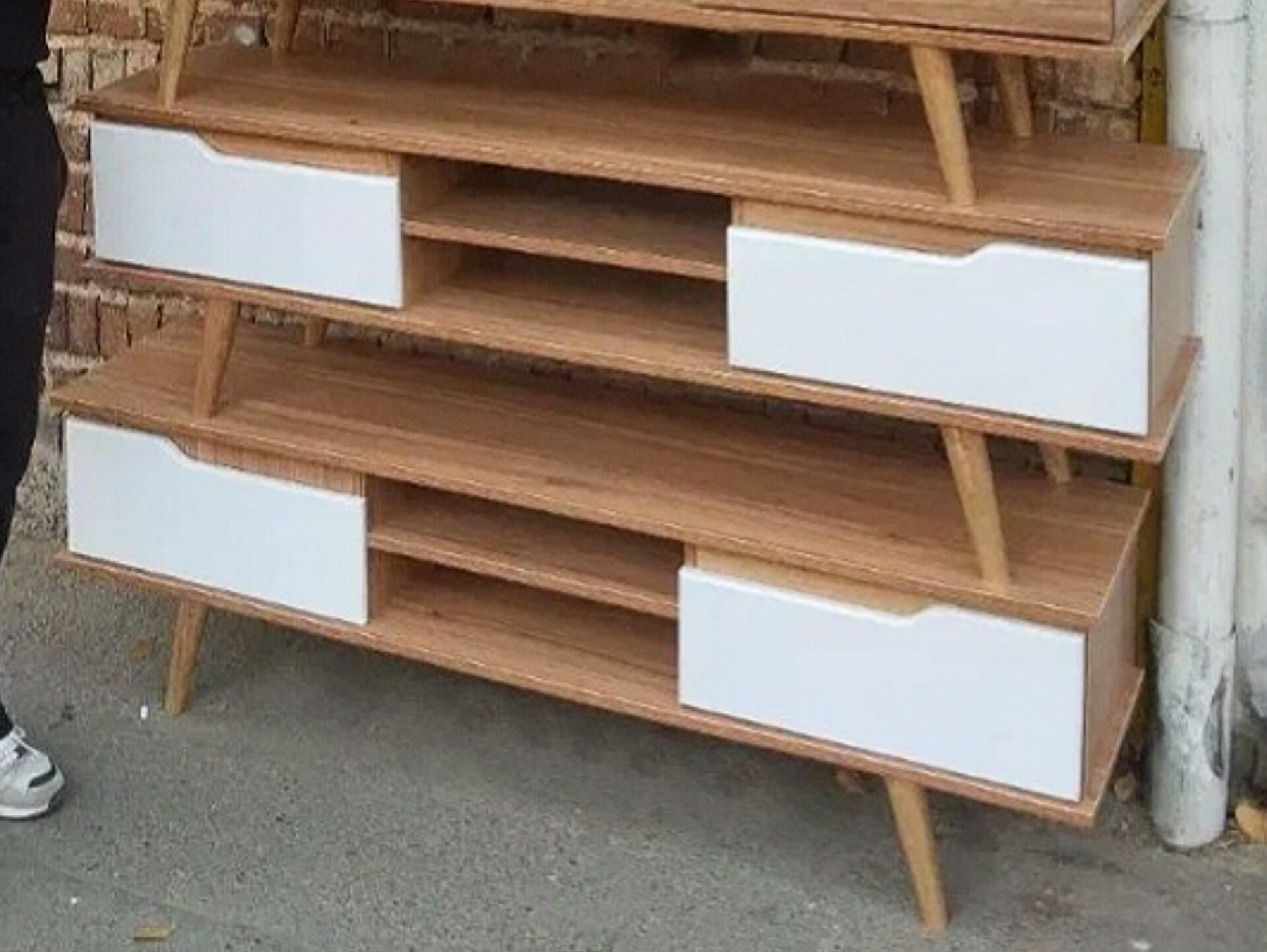  میز تلویزیون مدل کلاسیک جنس بدنه ملامینه و نما  ام دی اف ابعاد 140×33×45درها دارای لولای آرام بند  دارای رنگبندی مناسب تلویزیون های تا  55 اینچ‌