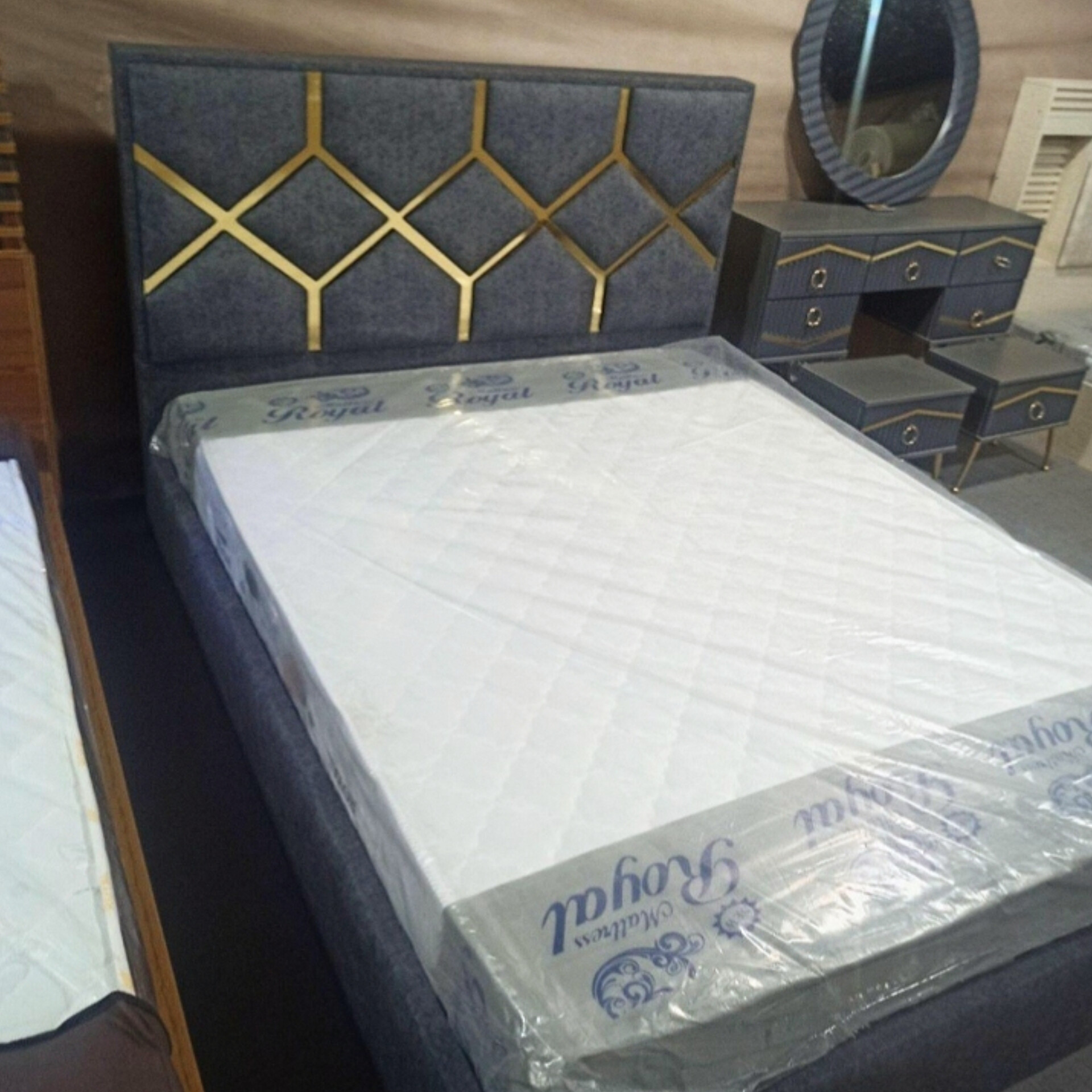  تختخواب دونفره مدل لیزری جنس mdf ابعاد 200×160×110تمام پارچه دارای کفی تخت دارای رنگبندی پارچه