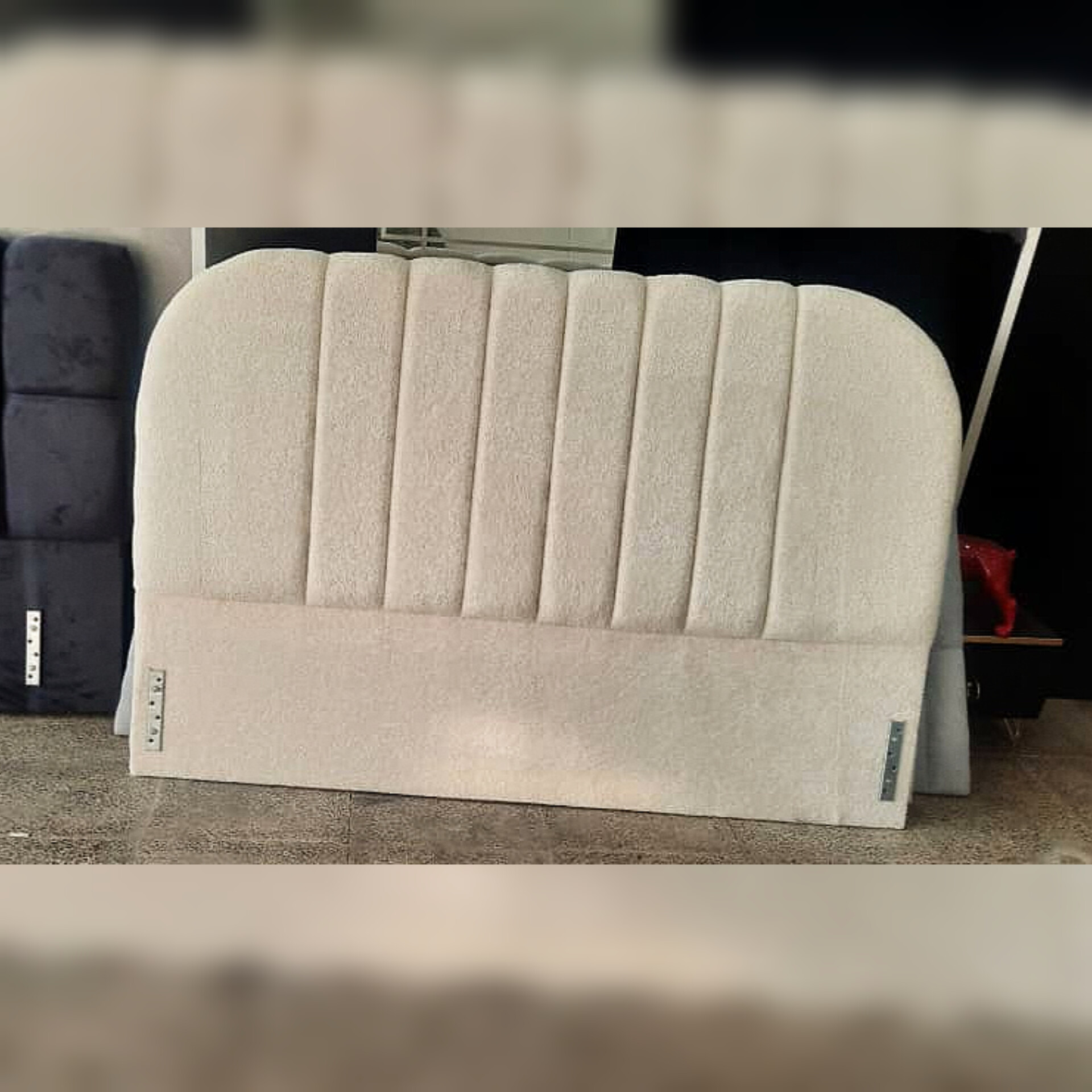  سرویس خواب دونفره مدل تدی شیاردارجنس mdf ابعاد 200×160×115پارچه دیاموند دارای تخت دونفره کفی تخت پاتختی میز آرایش قاب آینه صندلی دارای رنگبندی پارچهتشک جدا حساب میشود 