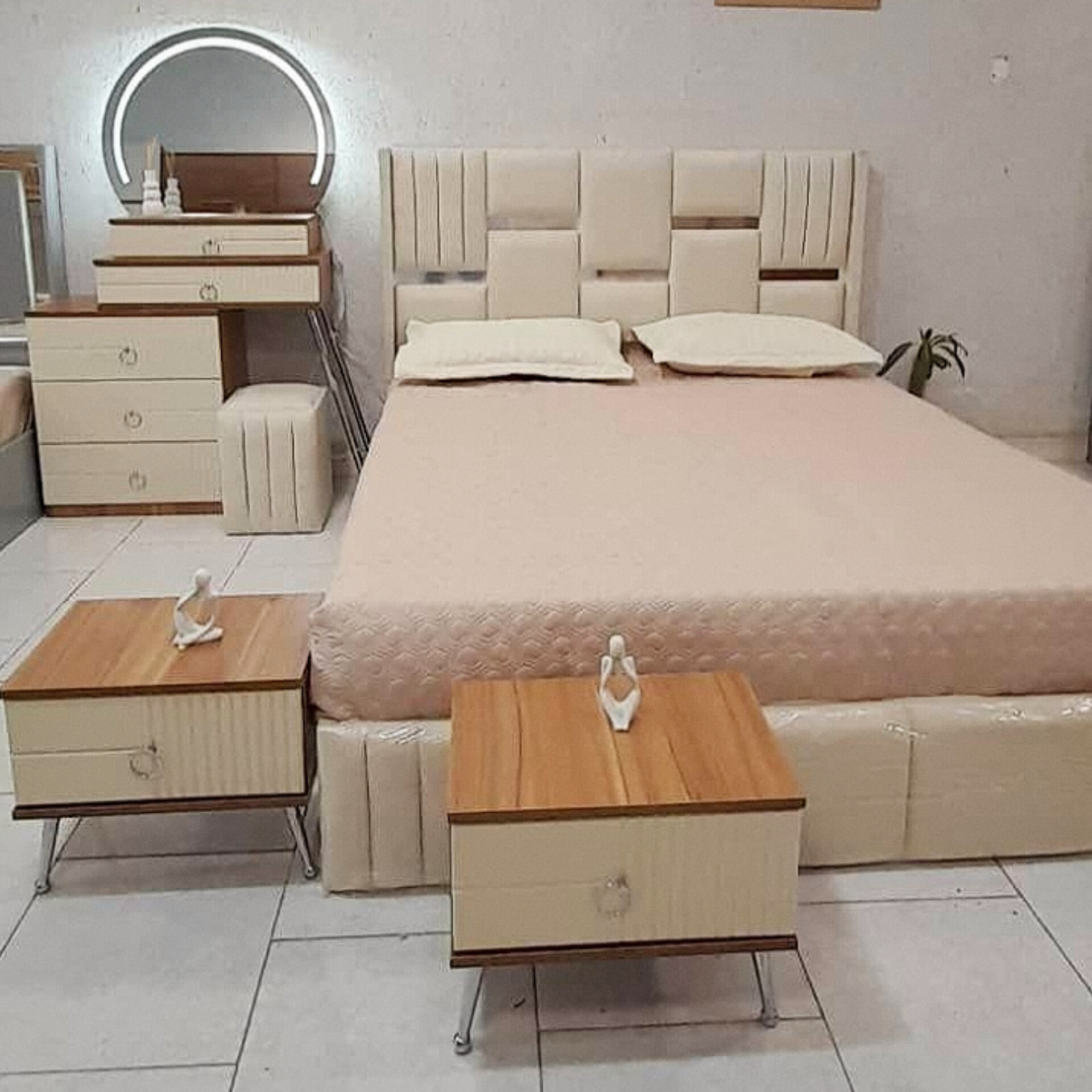  تختخواب دونفره مدل اونتوس سایز 200*120جنس ام دی اف ابعاد 200*120*110تمام پارچه و دارای رنگبندیدارای دو کفی تختپارچه دیاموند دارای نوار روی سرتختزیر کار اسفنج