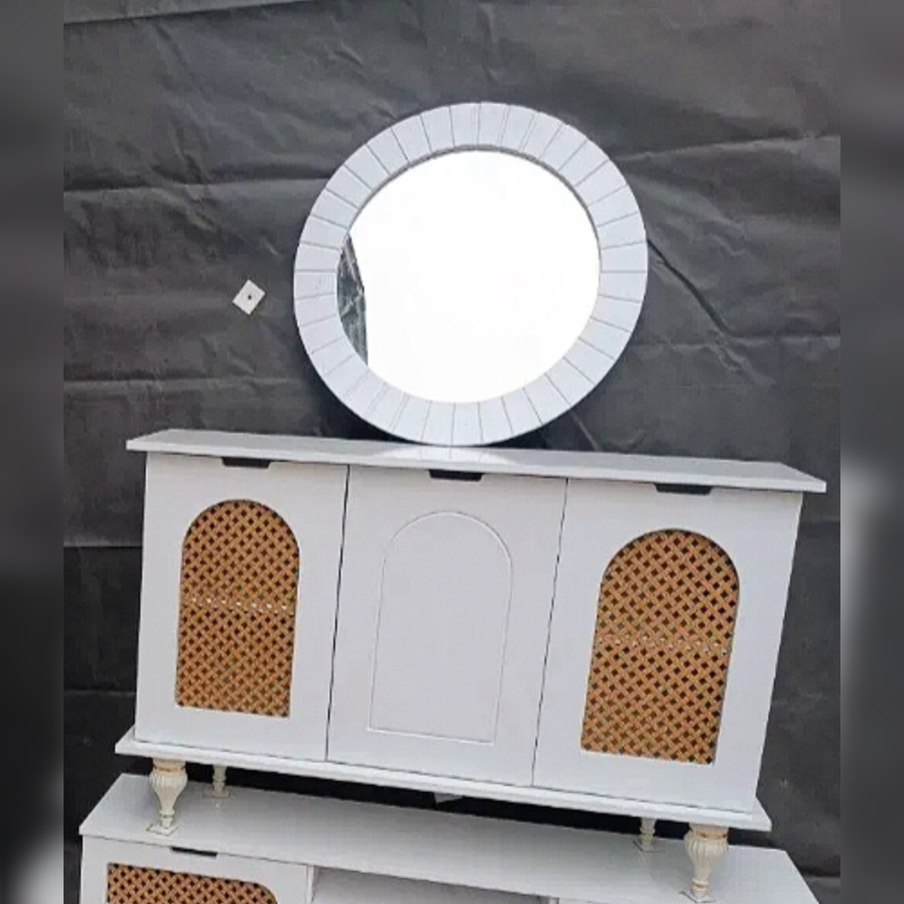  میز کنسول و آینه مدل حصیری جنس mdf ابعاد 120×87×40دارای قاب آینه قطر 60دارای رنگبندی ۳ درب پایه گلدونی امکان اتصال آینه به دیوار 