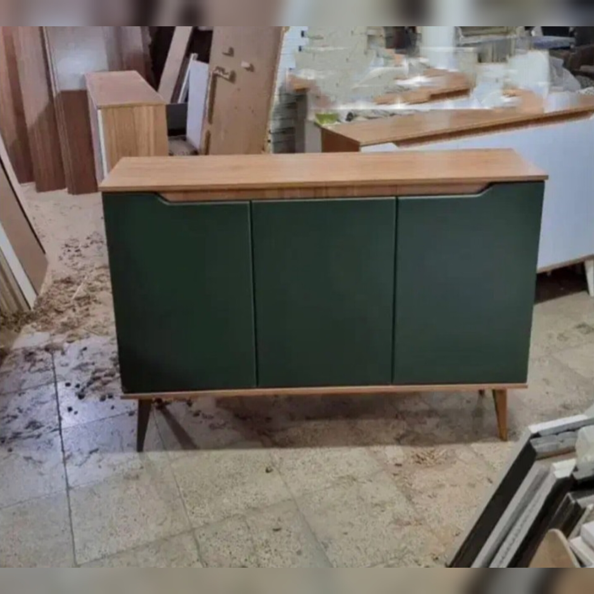  میز کنسول و آینه مدل کلاسیکجنس mdf ابعاد 120×87×40دارای قاب آینه قطر 60دارای رنگبندی ۳ درب پایه گلدونی امکان اتصال آینه به دیوار 