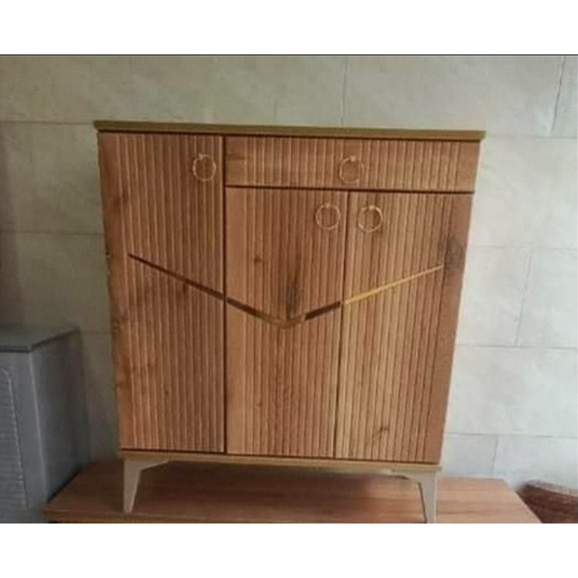  جاکفشی سه درب مدل صدراجاکفشی سه درب و یک کشو جنس ملامینه شرکتی نما ام دی اف وکیوم ابعاد 85×33×92دارای لولای آرام بند۴ طبقهدارای رنگبندی پایه های گلدونی 