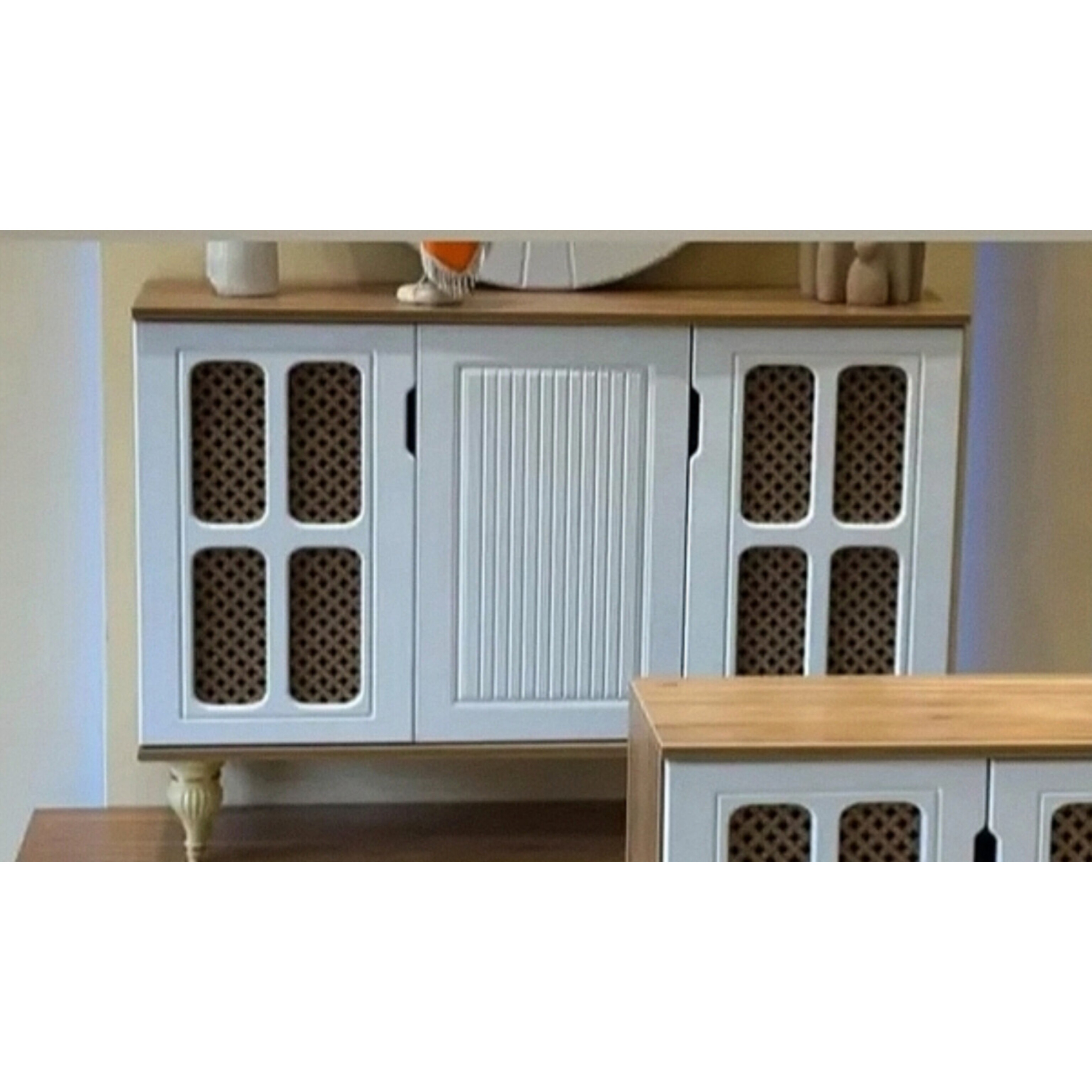  میز کنسول و آینه مدل،پروانه ای جنس نما mdf شرکتی و بدنه ملامینه شرکتیابعاد 120×80×35سه درب و دو طبقه پایه های گلدونی آینه گرد قطر 70 دارای رنگبندی 
