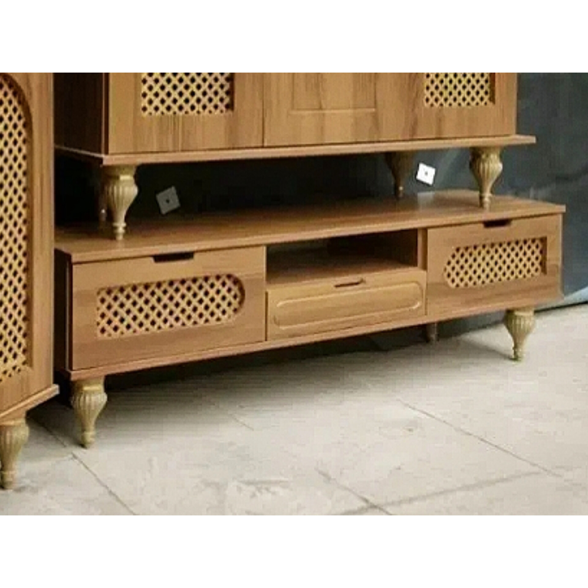  میز تلویزیون مدل حصیری جنس بدنه ملامینه و نما ام دی اف وکیوم ابعاد 160×33×45یک درب و دو کشو دارای رنگبندی مناسب تلویزیوندهای تا 64 اینچپایه های گلدونیلولای آرام بند و قابل تنظیم برای درب ها
