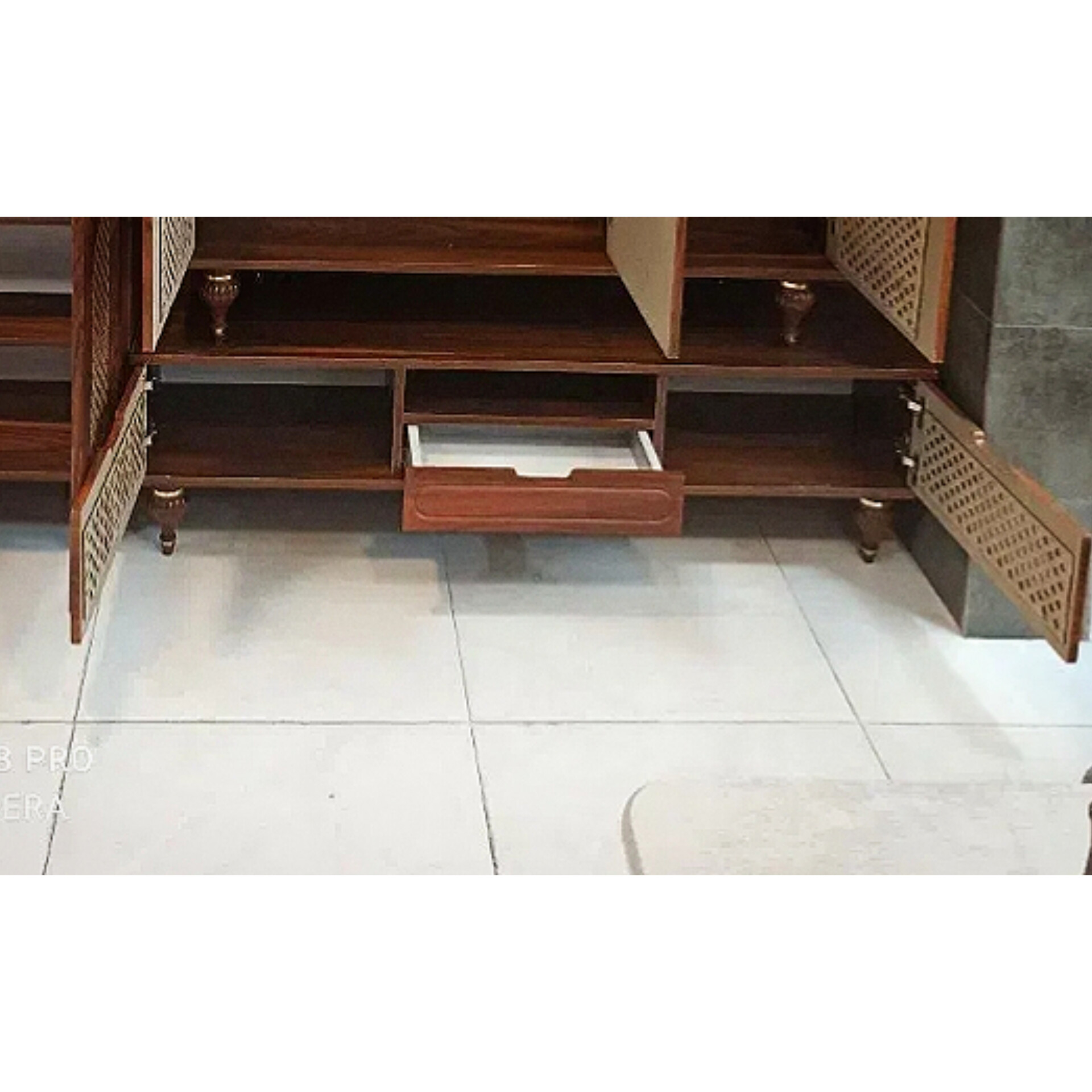 میز تلویزیون مدل حصیری جنس بدنه ملامینه و نما ام دی اف وکیوم ابعاد 160×33×45یک درب و دو کشو دارای رنگبندی مناسب تلویزیوندهای تا 64 اینچپایه های گلدونیلولای آرام بند و قابل تنظیم برای درب ها