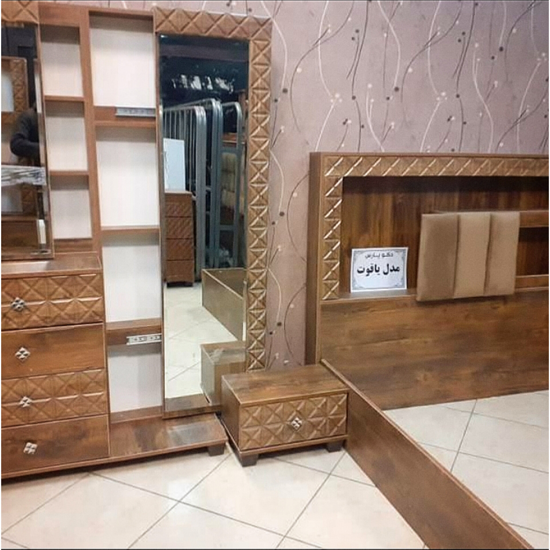  تختخواب دونفره مدل،فلور جنس mdf وکیپم نمای پارچه روی سرتخت دارای رنگبندی سایز 200×160×115دارای کفی تخت چوبی تشک دونفره هم موجود است