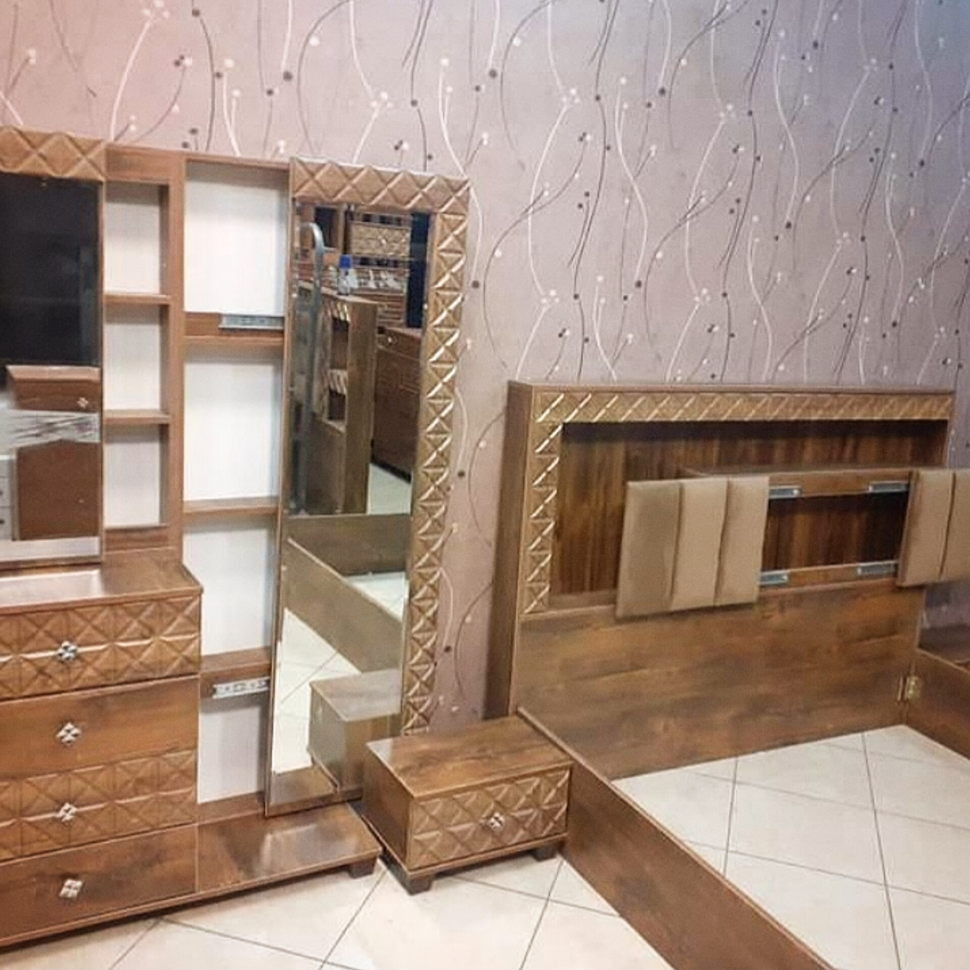  تختخواب دونفره مدل،فلور جنس mdf وکیپم نمای پارچه روی سرتخت دارای رنگبندی سایز 200×160×115دارای کفی تخت چوبی تشک دونفره هم موجود است