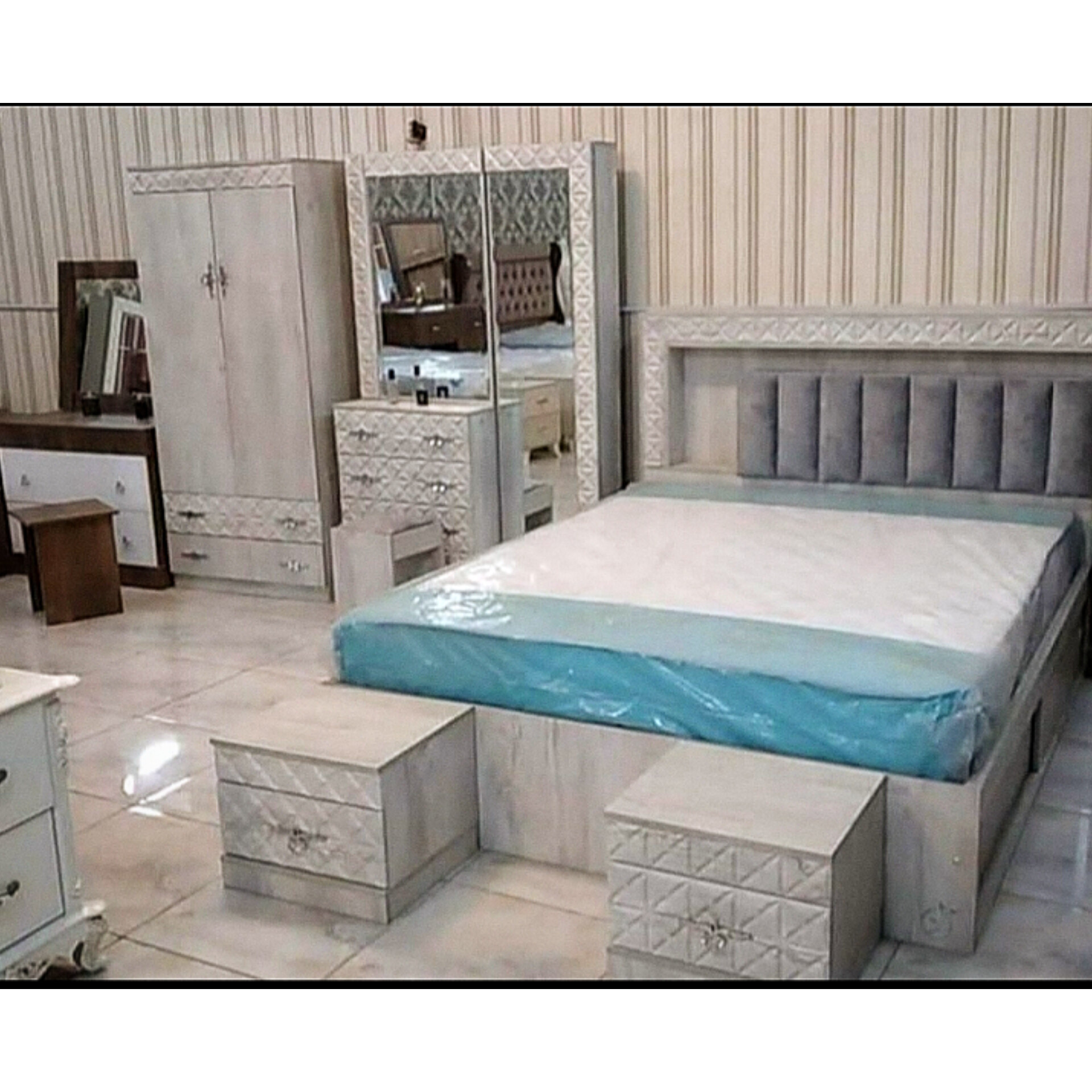  تختخواب دونفره مدل،فلور جنس mdf وکیپم نمای پارچه روی سرتخت دارای رنگبندی سایز 200×160×115دارای کفی تخت چوبی تشک دونفره هم موجود است