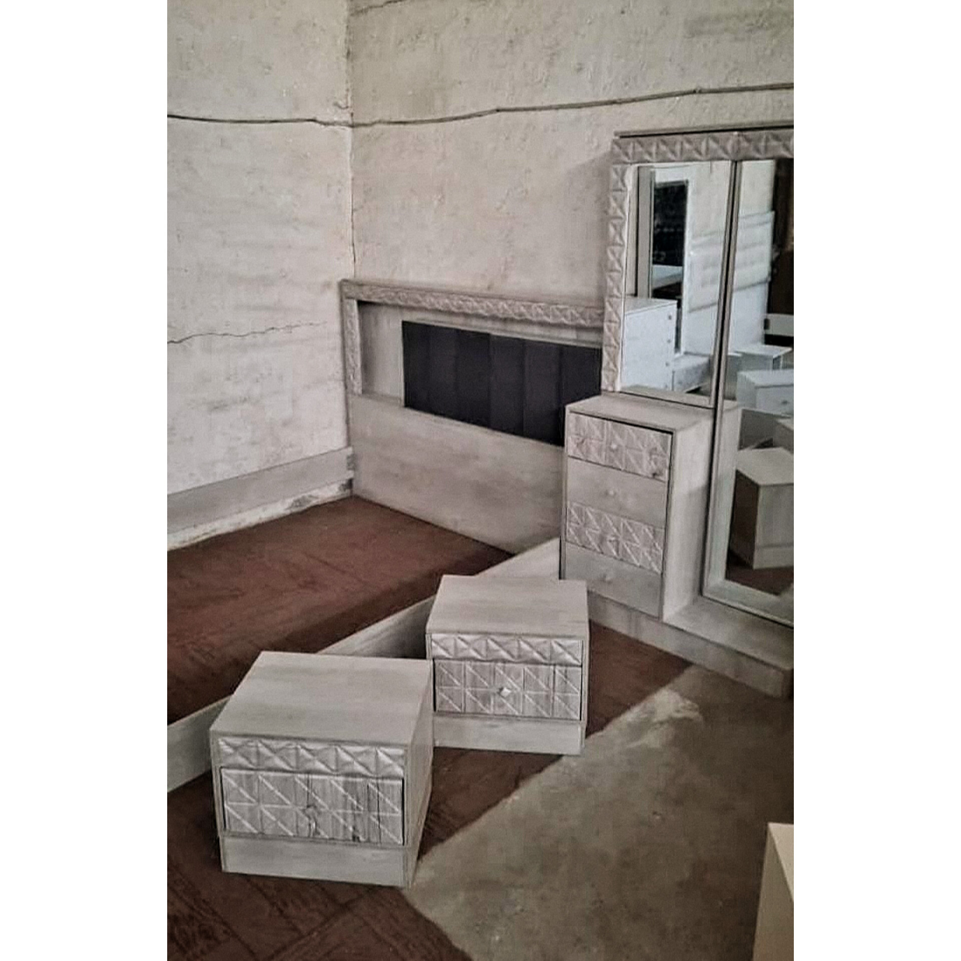  تختخواب دونفره مدل،فلور جنس mdf وکیپم نمای پارچه روی سرتخت دارای رنگبندی سایز 200×160×115دارای کفی تخت چوبی تشک دونفره هم موجود است