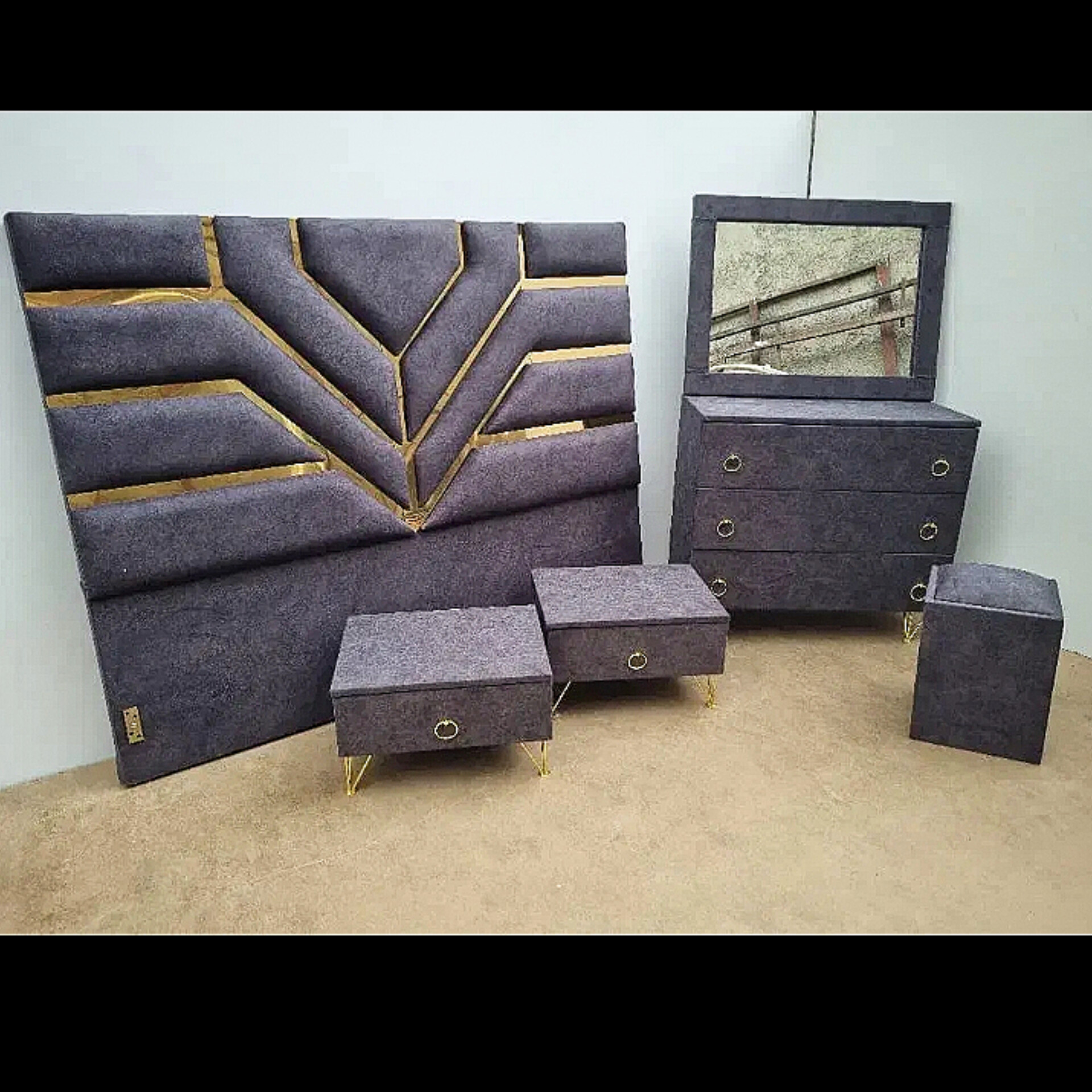  سرویس خواب دونفره مدل لیزریجنس mdf تمام پارجه ابعاد 200×160×115شامل تختخواب دونفره -2 تا کفی تخت-2 تا پاتختی -میز ارایش-قاب آینه -صندلی دارای رنگبندی پارچه 
