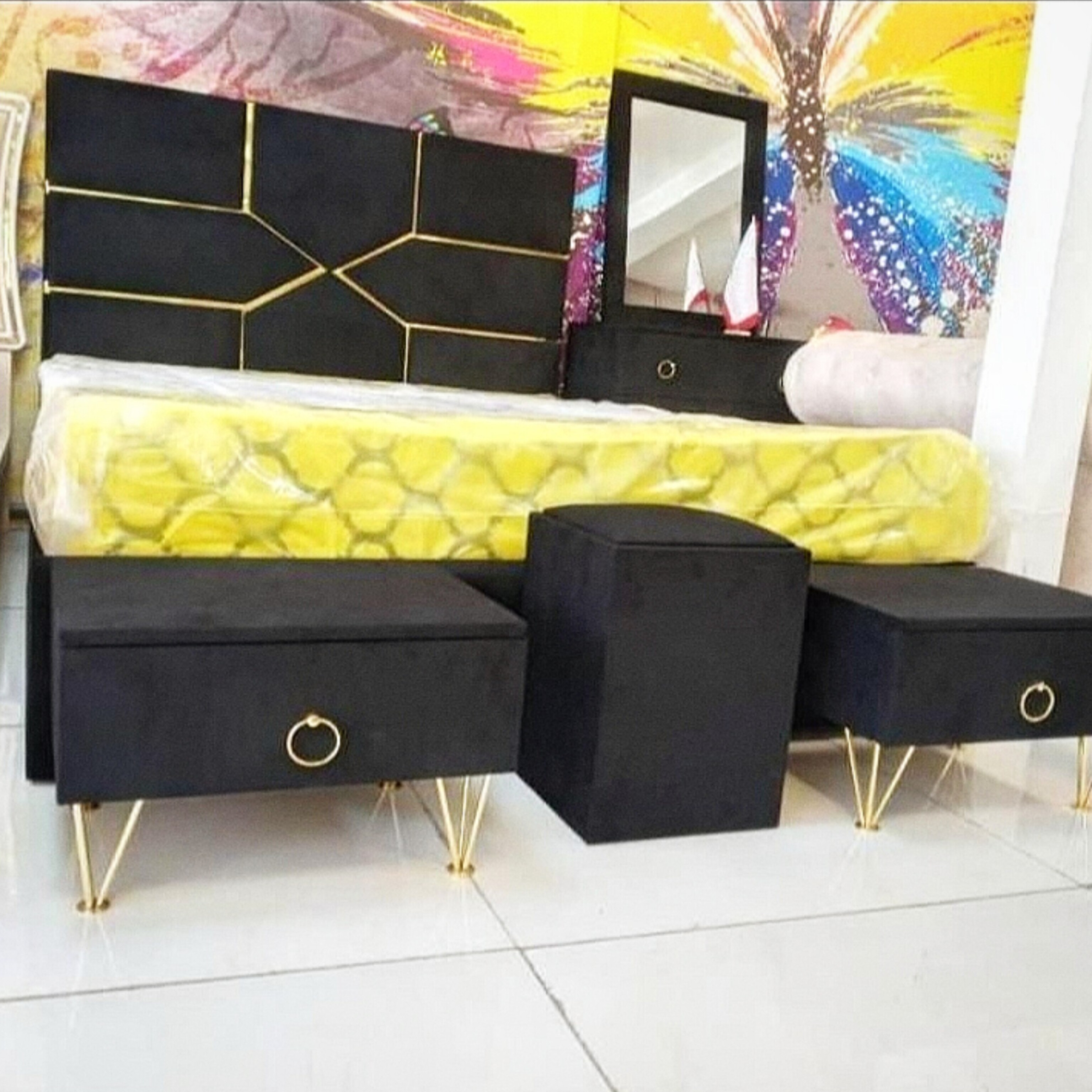  سرویس خواب دونفره مدل لیزریجنس mdf تمام پارجه ابعاد 200×160×115شامل تختخواب دونفره -2 تا کفی تخت-2 تا پاتختی -میز ارایش-قاب آینه -صندلی دارای رنگبندی پارچه 