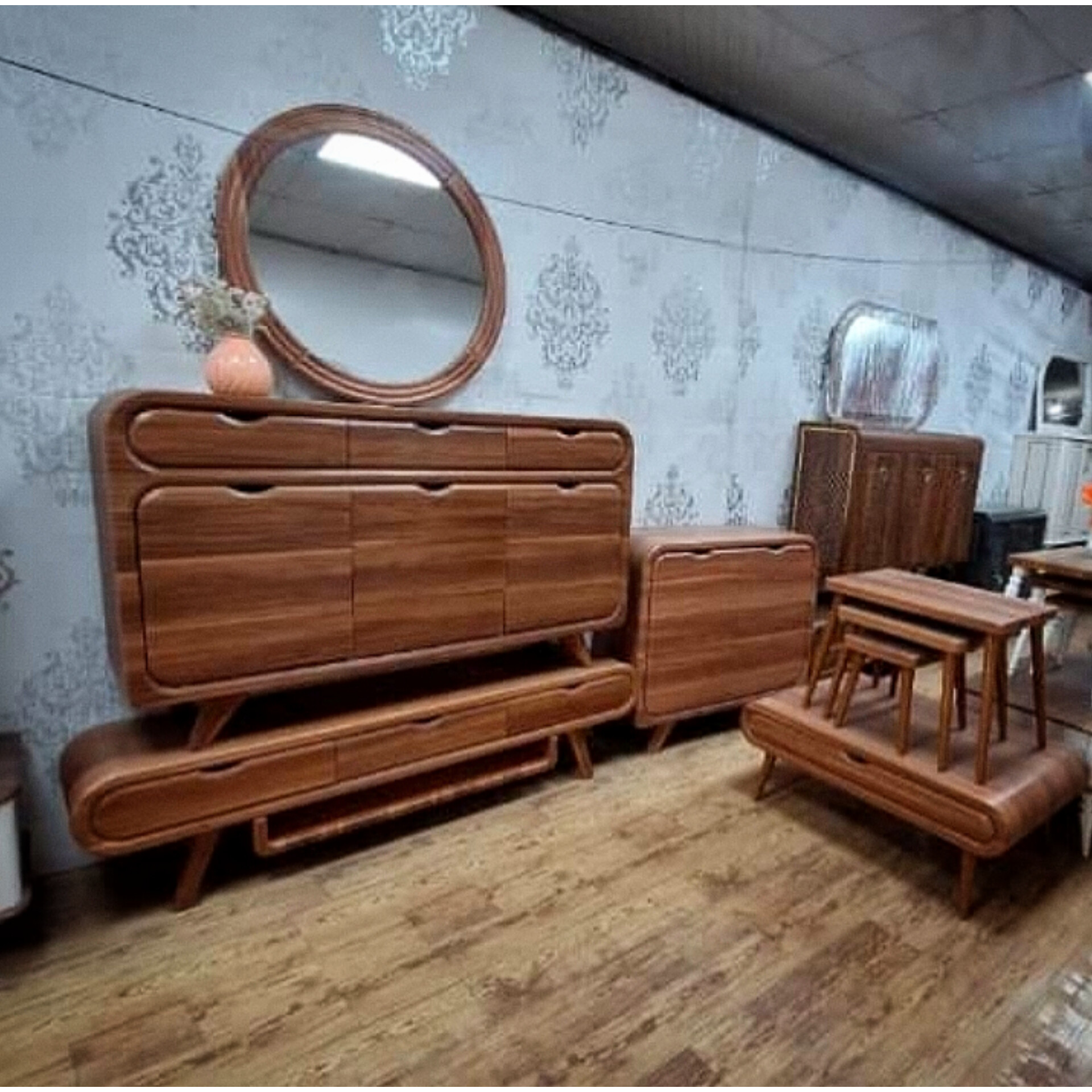  ست میز کنسول و میز تلویزیون مدل رادیوییجنس mdfابعاد کنسول 140×40×80میز تلویزیون 160×33×45اینه 70×70کنسول سه درب میز تلویزیون سه کشو مناسب تلویزیون های تا 64 اینچ‌دارای رنگبندی 