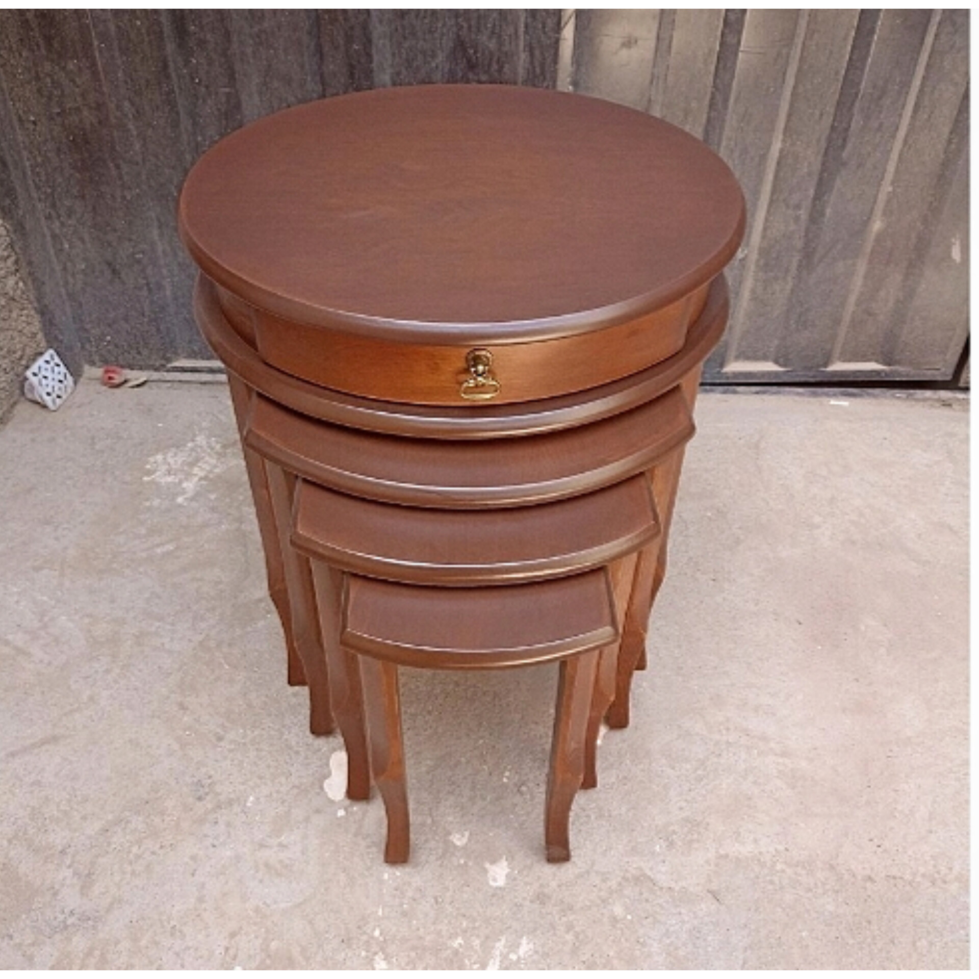   میز عسلی چهار تکه گرد مدل ترمه کشو دارجنس چوب روس ابعاد میز بزرگ 53×53×60چهار تکه زیر هم رو پایه های طرح دارتک رنگ و روکش بلوط شیک و کمجا کشو دار 
