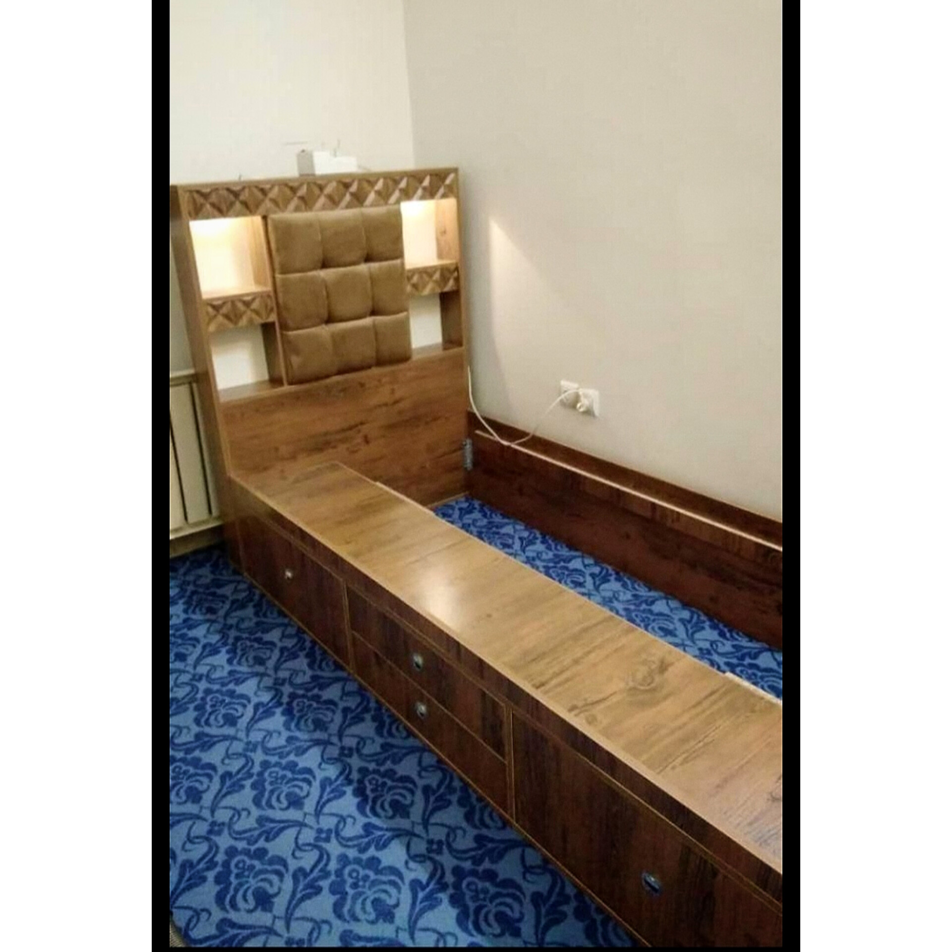  تختخواب دونفره مدل،فلور جنس mdf وکیپم نمای پارچه روی سرتخت دارای رنگبندی سایز 200×160×115دارای کفی تخت چوبی تشک دونفره هم موجود است.