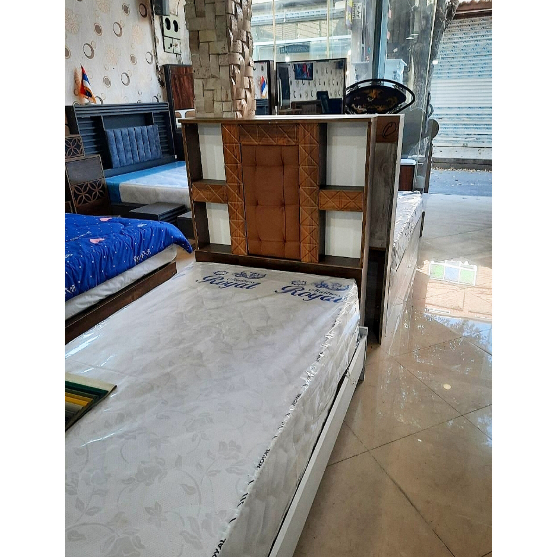  تختخواب دونفره مدل،فلور جنس mdf وکیپم نمای پارچه روی سرتخت دارای رنگبندی سایز 200×160×115دارای کفی تخت چوبی تشک دونفره هم موجود است.