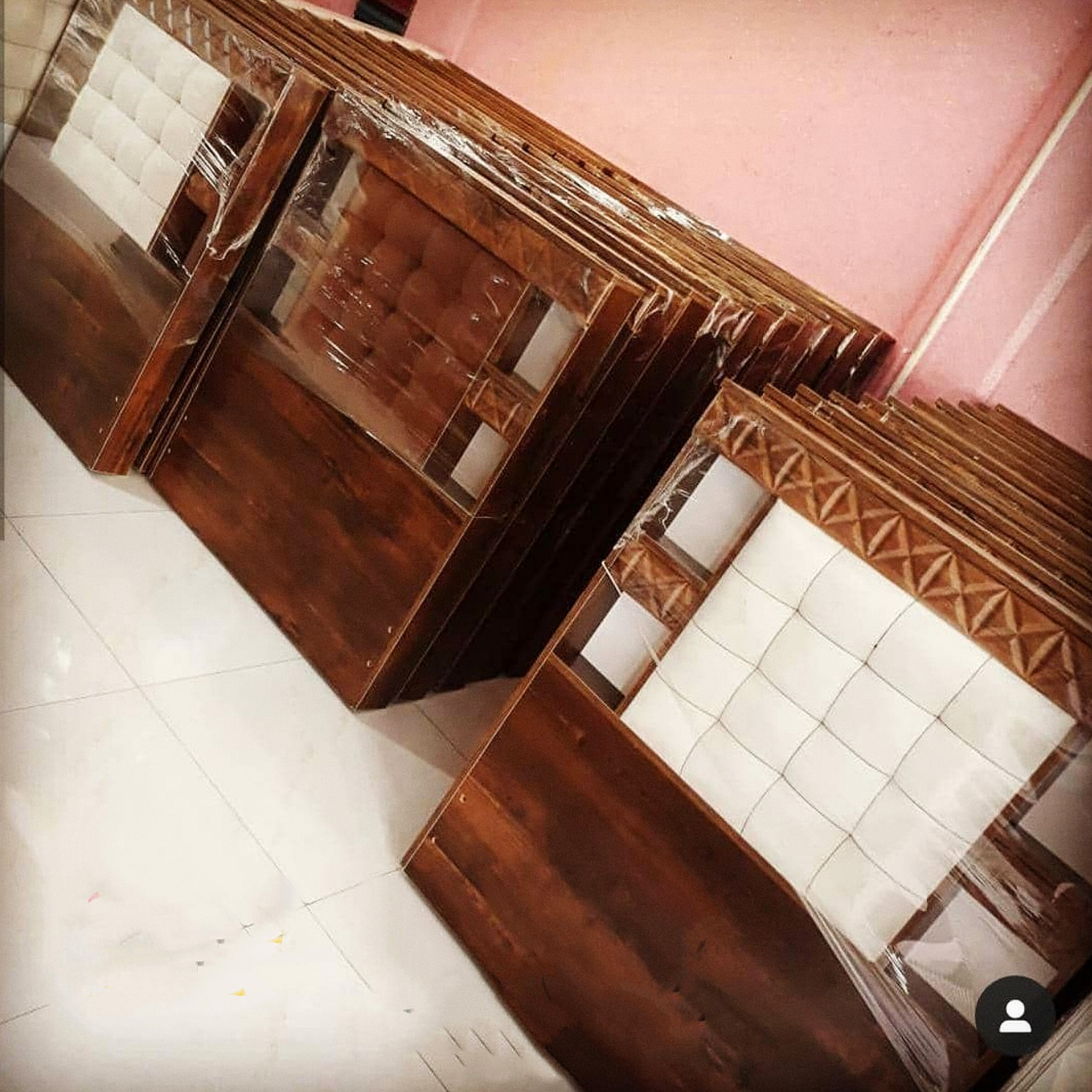  تختخواب دونفره مدل،فلور جنس mdf وکیپم نمای پارچه روی سرتخت دارای رنگبندی سایز 200×160×115دارای کفی تخت چوبی تشک دونفره هم موجود است.