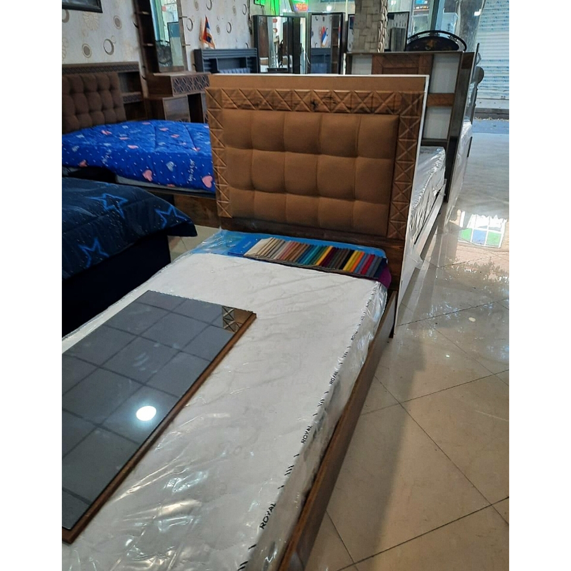   تختخواب دونفره مدل یاقوتجنس mdf وکیپم نمای پارچه روی سرتخت دارای رنگبندی سایز 200×160×115دارای کفی تخت چوبی تشک دونفره هم موجود است.کشو جدا حساب میشود 
