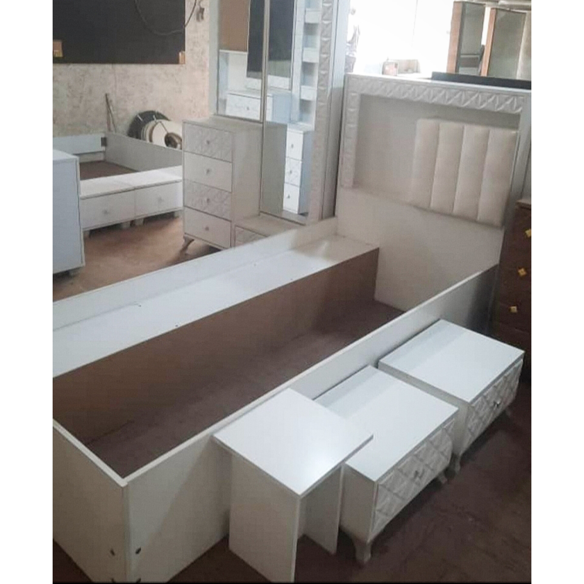   تختخواب دونفره مدل یاقوتجنس mdf وکیپم نمای پارچه روی سرتخت دارای رنگبندی سایز 200×90×115دارای کفی تخت چوبی تشک دونفره هم موجود است.کشو جدا حساب میشود 