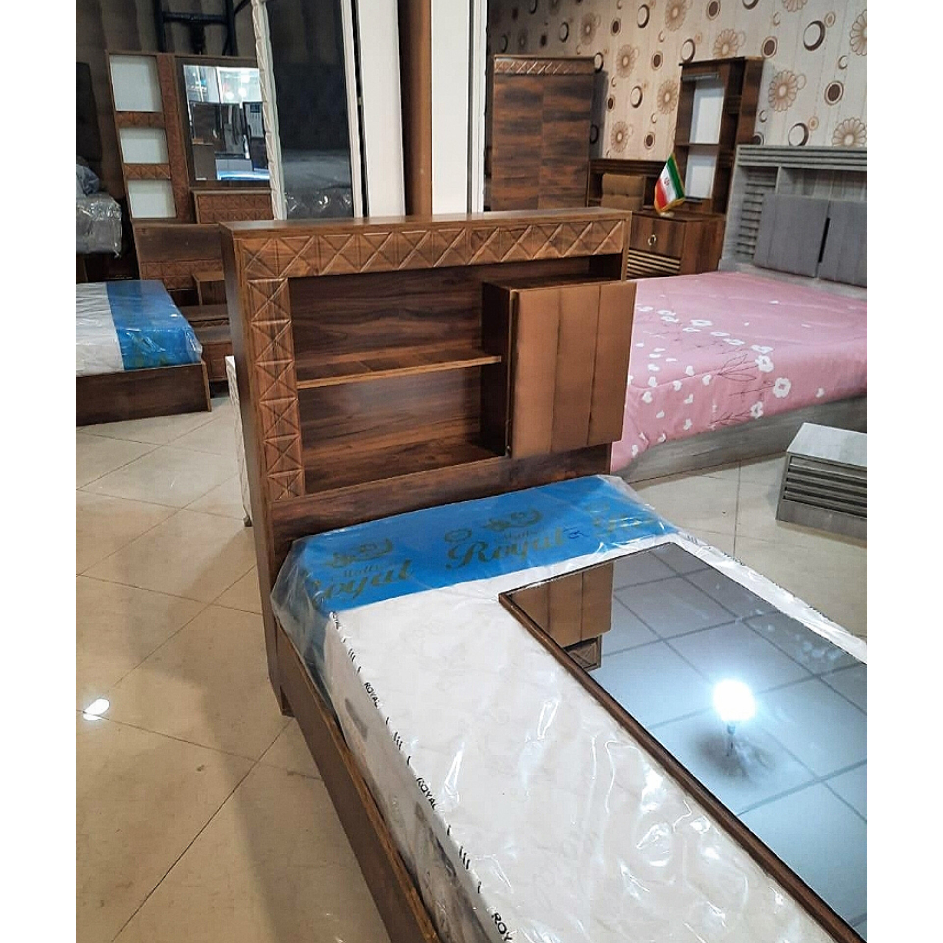تختخواب دونفره مدل یاقوتجنس mdf وکیپم نمای پارچه روی سرتخت دارای رنگبندی سایز 200×90×115دارای کفی تخت چوبی تشک دونفره هم موجود است.کشو جدا حساب میشود 