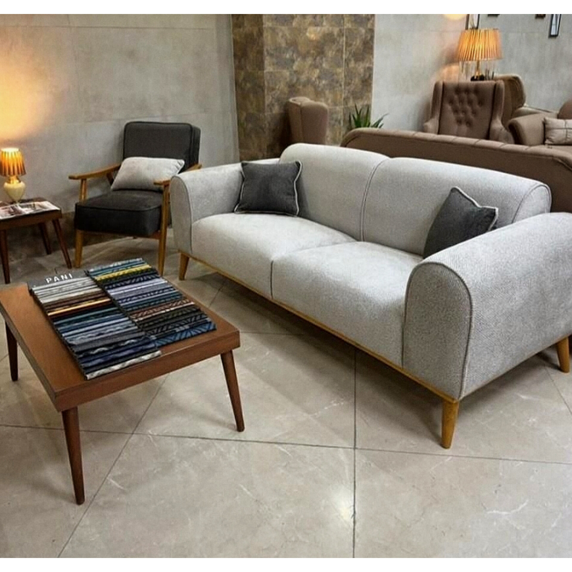  مبل راحتی مینیمال مدل زنبق 5 نفره 3+1+1ابعاد کاناپه 215×85×90متریال چوب روس .نشیمن اسفنج ۳۵ کیلویی پارچه هانزو کاناپه تختخواب شو تکنفره ها دسته چوبی دارای رنگبندی چوب و پارچه استفاده از بهترین یراق آلات