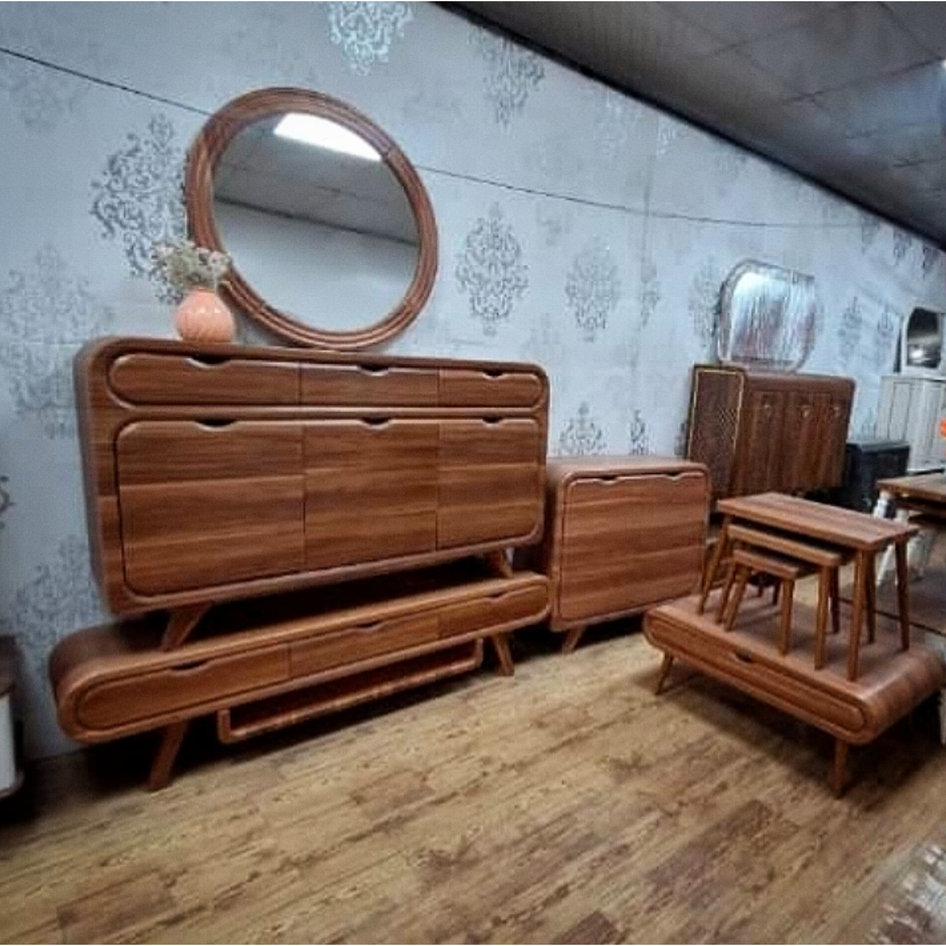  میز کنسول مدل رادیویی جنس mdfابعاد 140×33×80سه درب و سه کشو بدون دستگیره دارای رنگبندی دو طبقه 