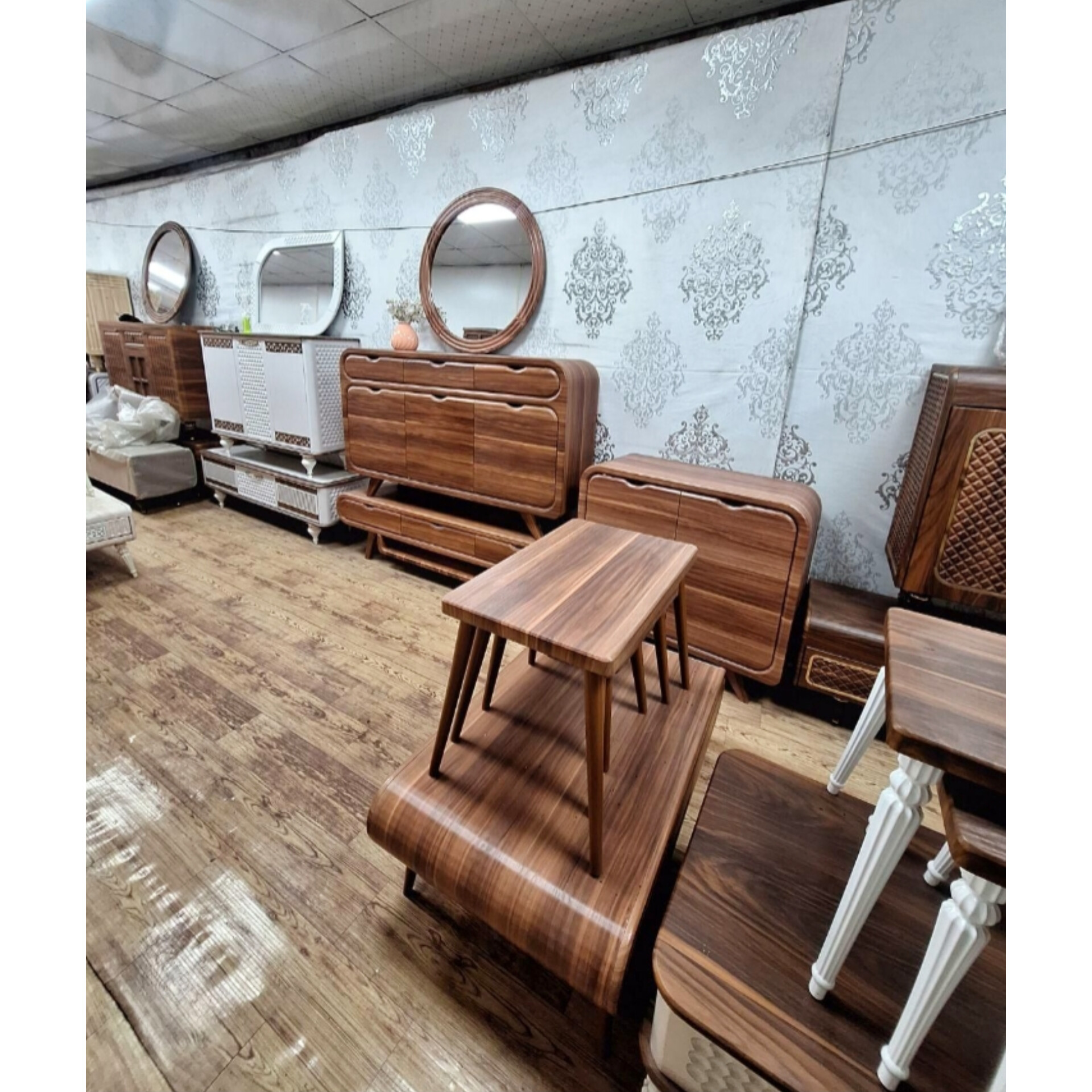  میز کنسول مدل رادیویی جنس mdfابعاد 140×33×80سه درب و سه کشو بدون دستگیره دارای رنگبندی دو طبقه 
