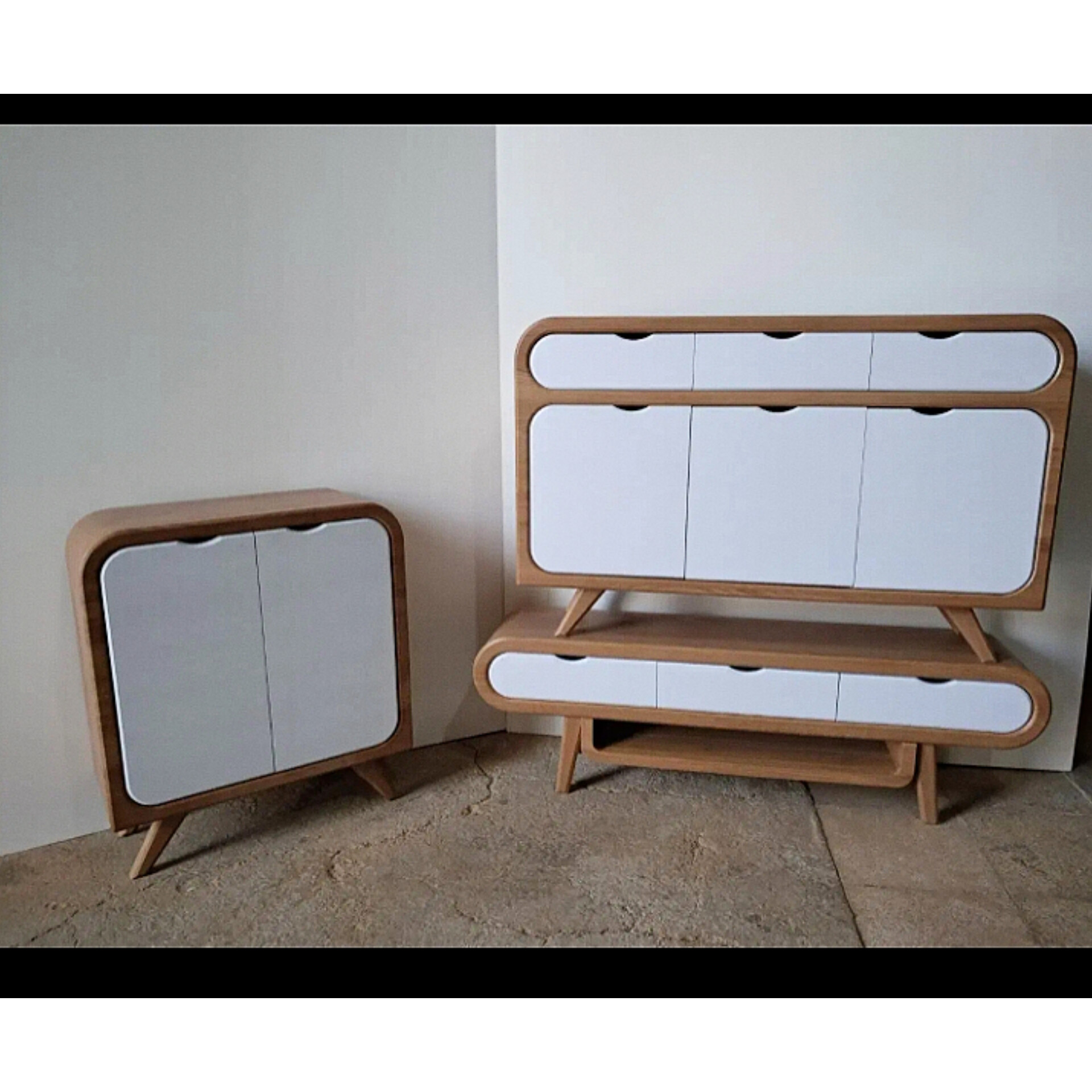  میز کنسول مدل رادیویی جنس mdfابعاد 140×33×80سه درب و سه کشو بدون دستگیره دارای رنگبندی دو طبقه 