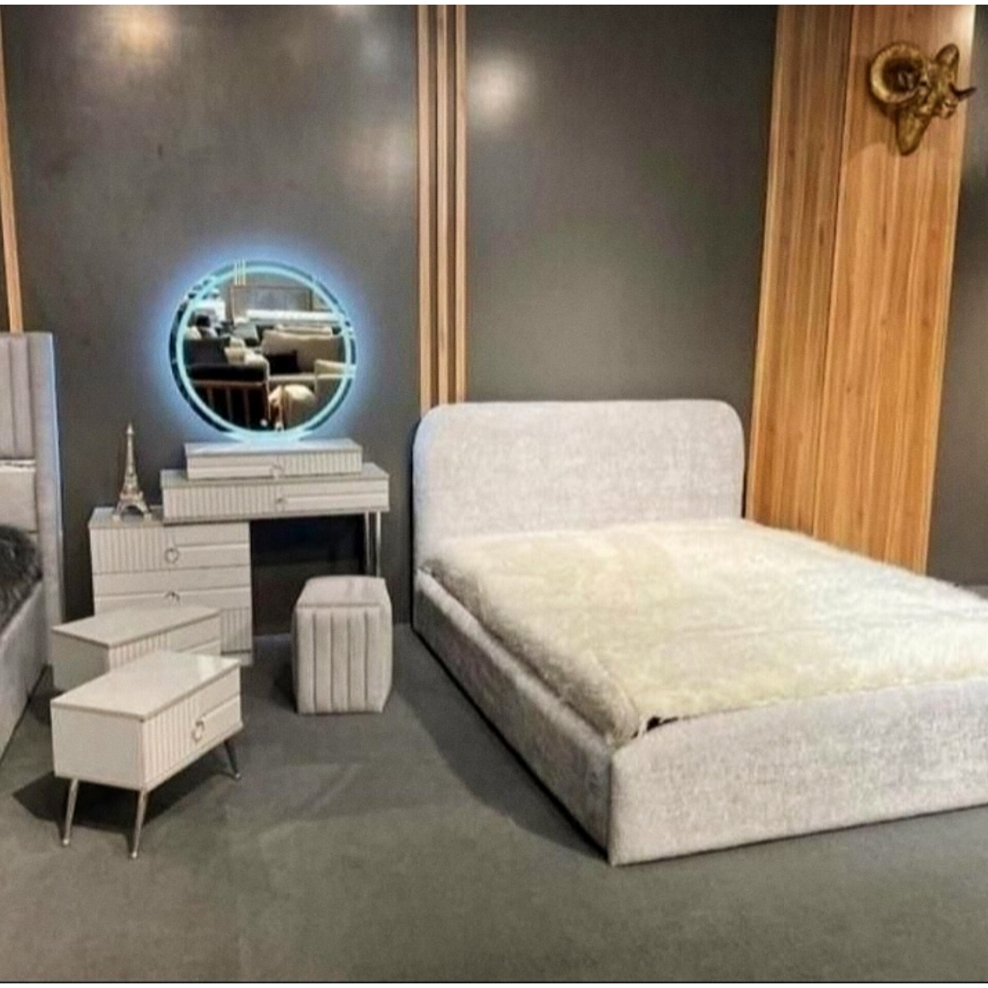  سرویس خواب دونفره مدل تدی جنس mdf ابعاد 200×160×115پارچه دیاموند دارای تخت دونفره کفی تخت پاتختی میز آرایش قاب آینه صندلی دارای رنگبندی پارچهتشک جدا حساب میشود 