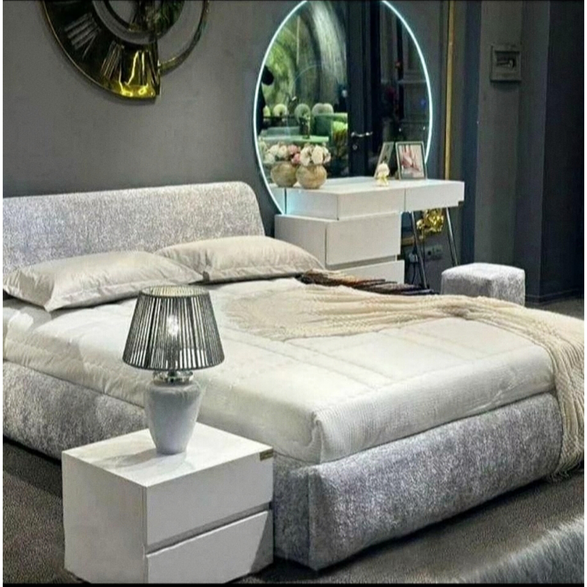  سرویس خواب دونفره مدل تدی جنس mdf ابعاد 200×160×115پارچه دیاموند دارای تخت دونفره کفی تخت پاتختی میز آرایش قاب آینه صندلی دارای رنگبندی پارچهتشک جدا حساب میشود 