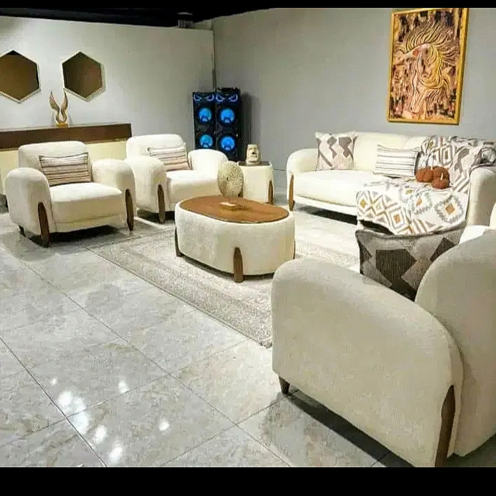  مبل راحتی پاندا 7 نفرهاسکلت چوب روس نشیمن اسفنج 35 کیلویی پارچه تدی خارجی امکان تغییر در تعداد نفرات دارای کوسن دسته ها و پشتی گرد پایه های گرددارای رنگبندی چوب و پارچه 